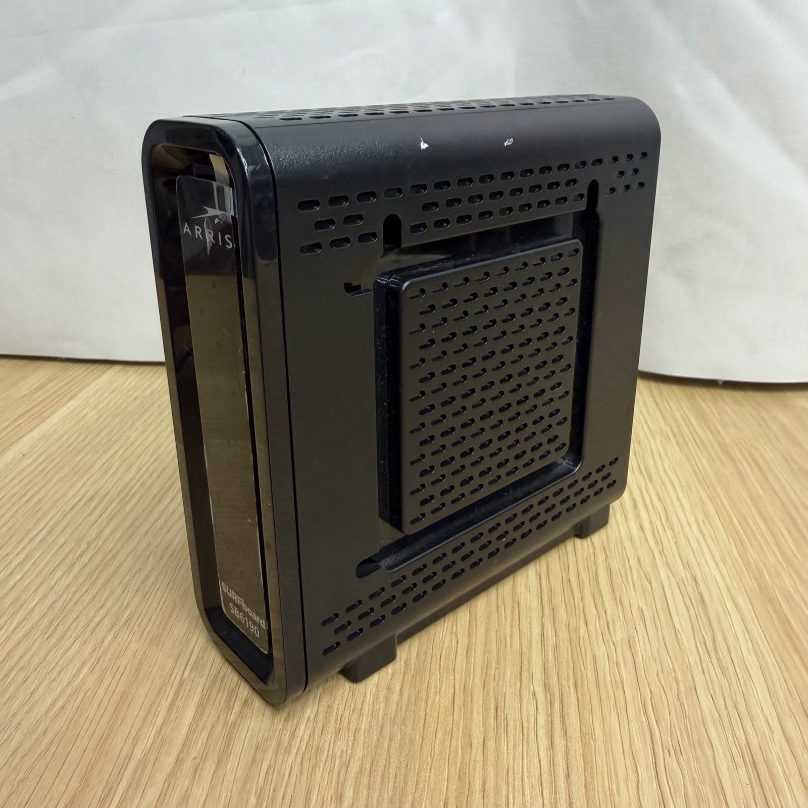 ARRIS SURFboard SB6190 DOCSIS 3.0 32×8 Gigabit Cable Modem – Black