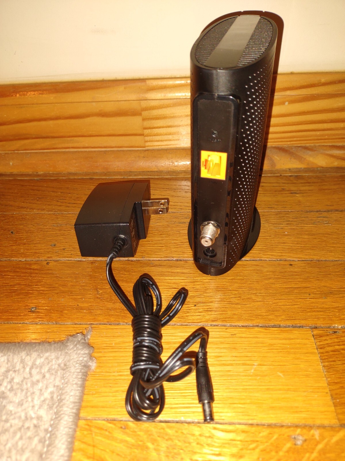 TP-LINK TC-7610 DOCSIS 3.0 High Speed Cable Modem LAN Port & Cable Port