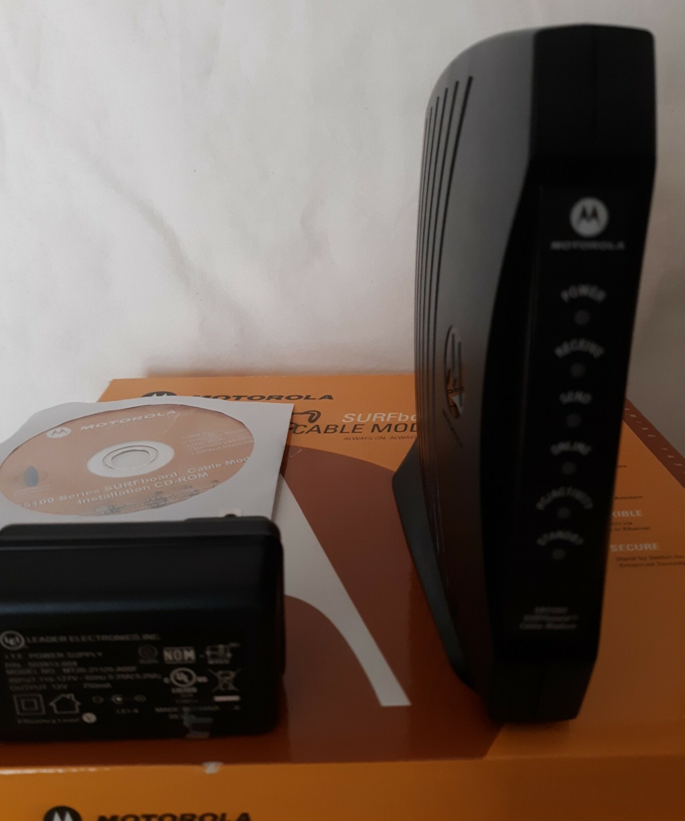 Motorola SURFboard Cable Modem SB5100 (DHSB5100) with Box and Powercord