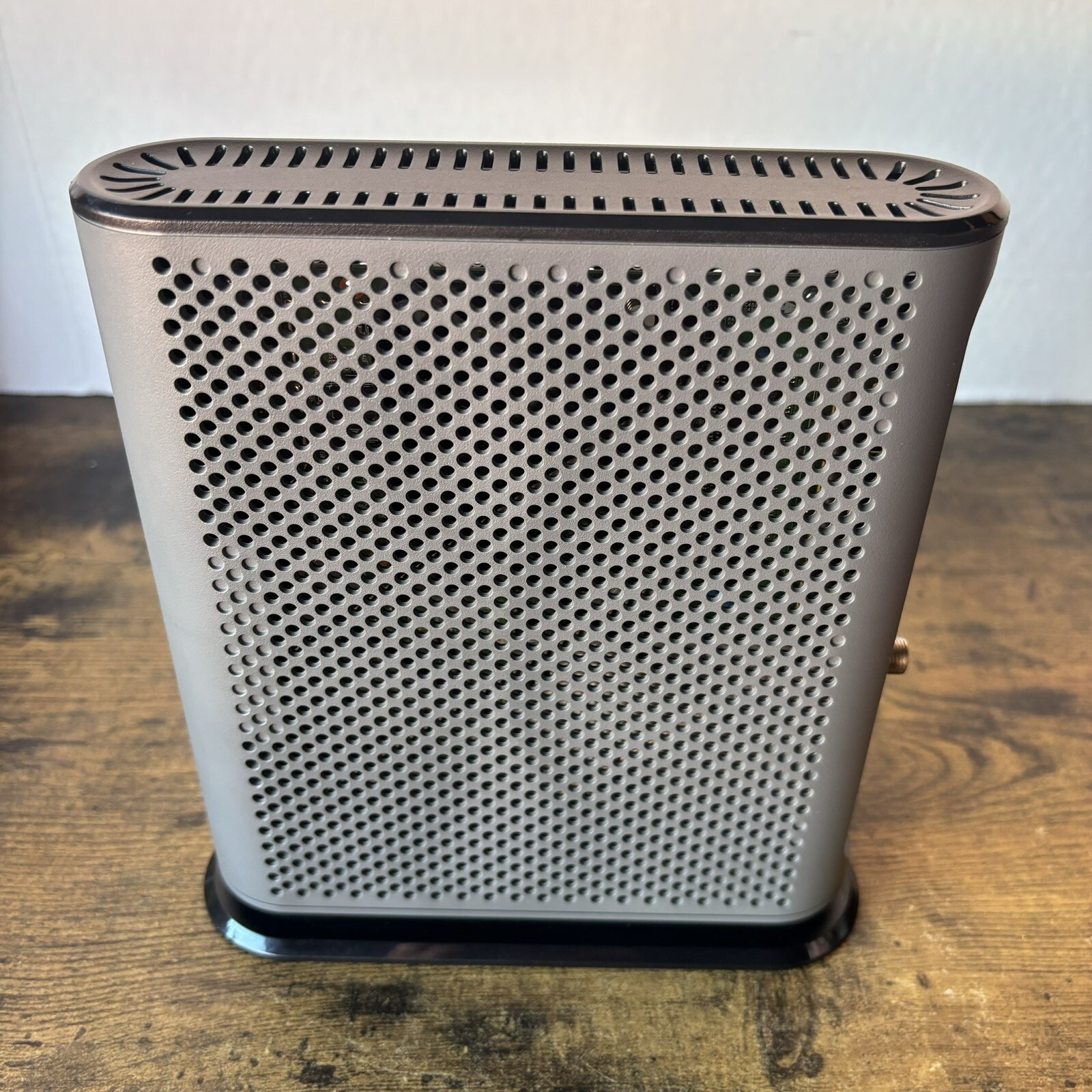 Motorola MB8600 DOCSIS 3.1 Ultra Fast Cable Modem – Black – VGC