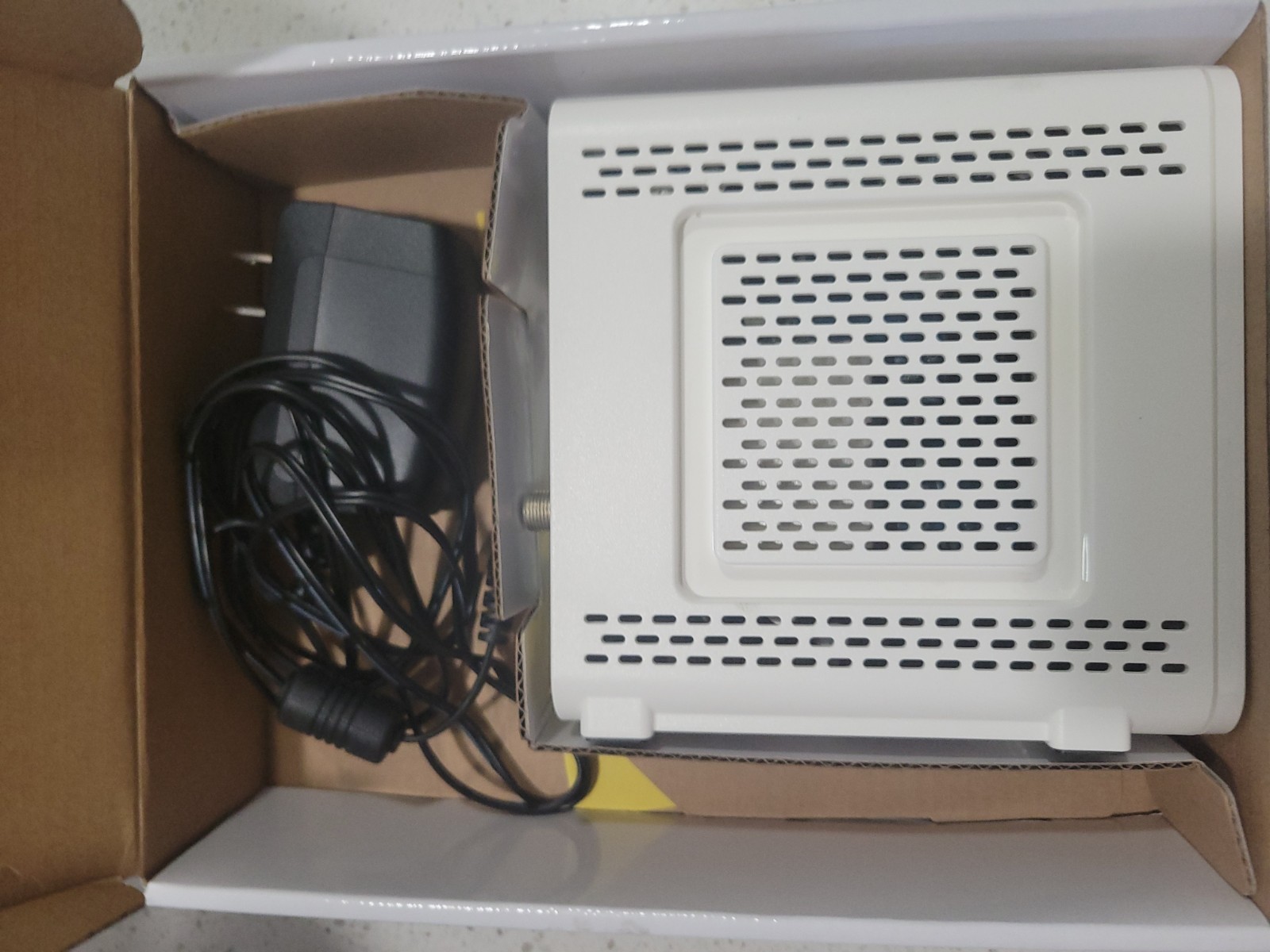 ARRIS Surfboard SB6190-RB DOCSIS 3.0 Cable Modem, White