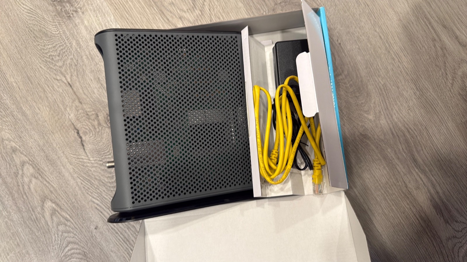 Motorola MG7540-10 16×4 Cable Modem – Black