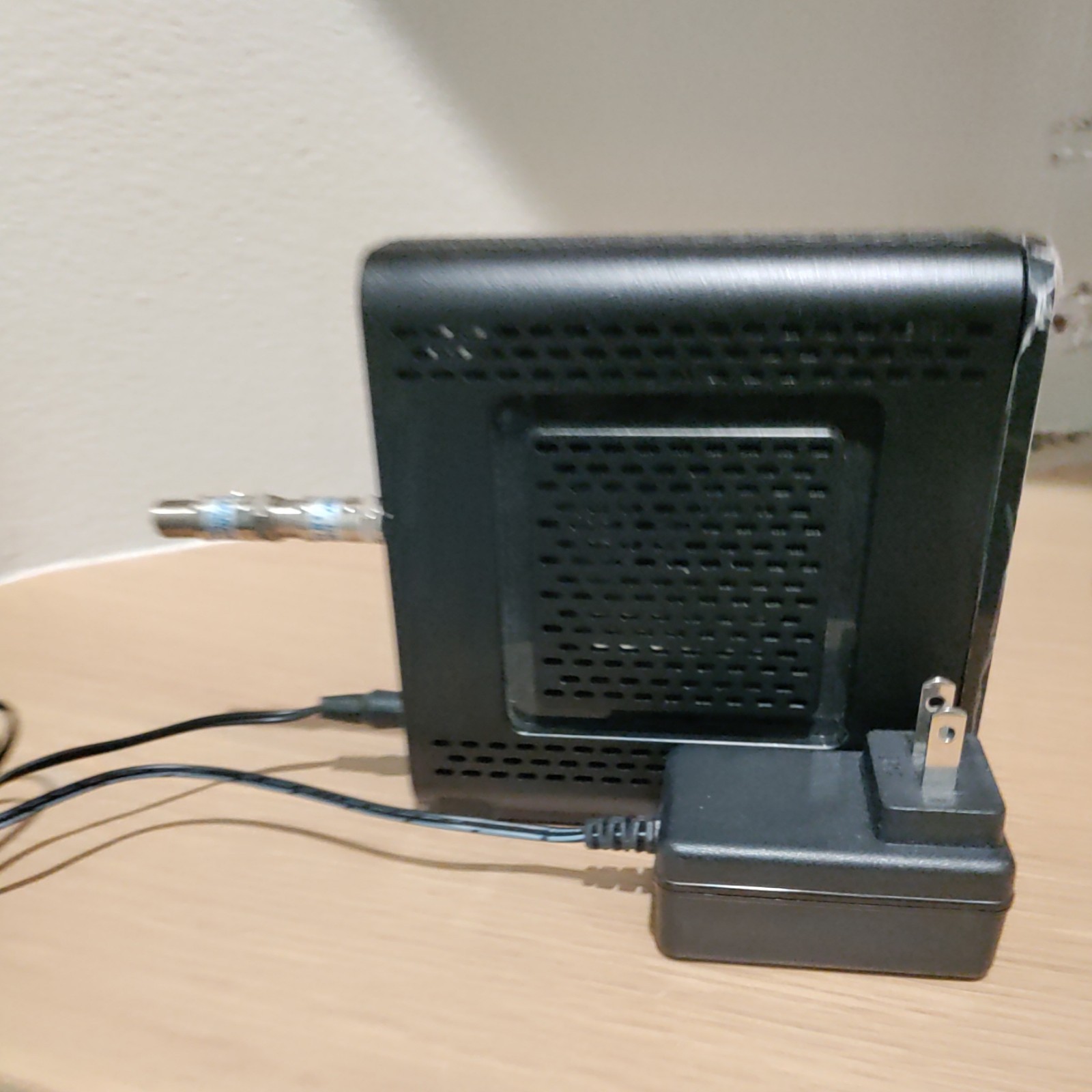 Arris Surfboard SB6121 Cable Modem With A/C Adapter + Two Marathon 6 dB adapters