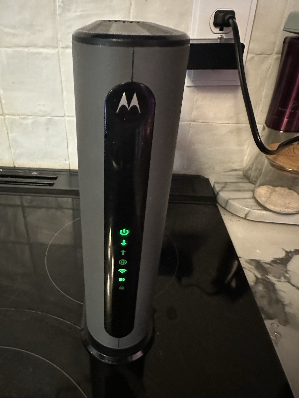 Motorola MG7540-10 16×4 Cable Modem – Black