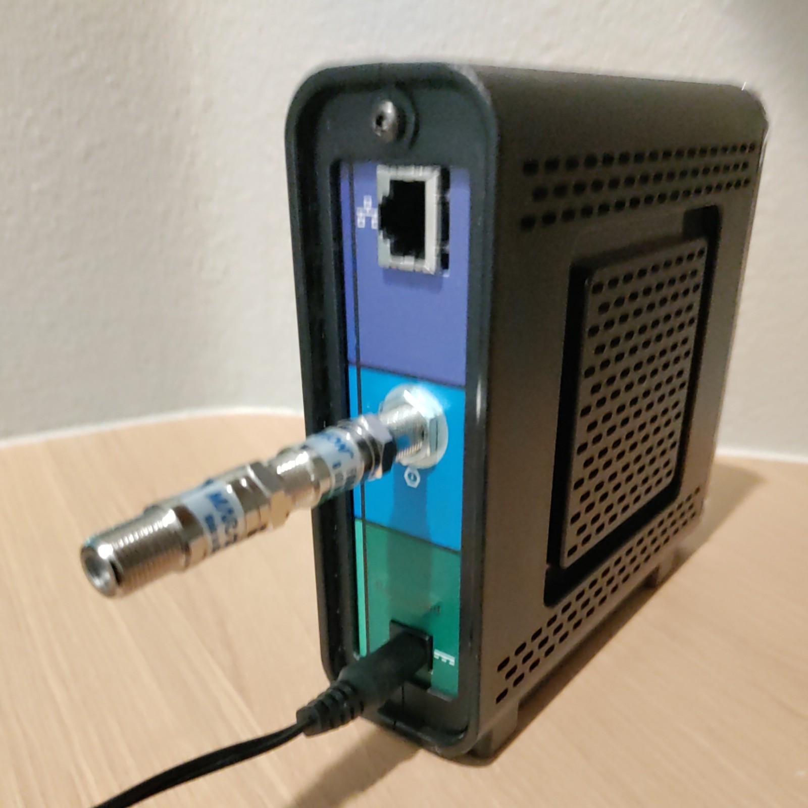 Arris Surfboard SB6121 Cable Modem With A/C Adapter + Two Marathon 6 dB adapters