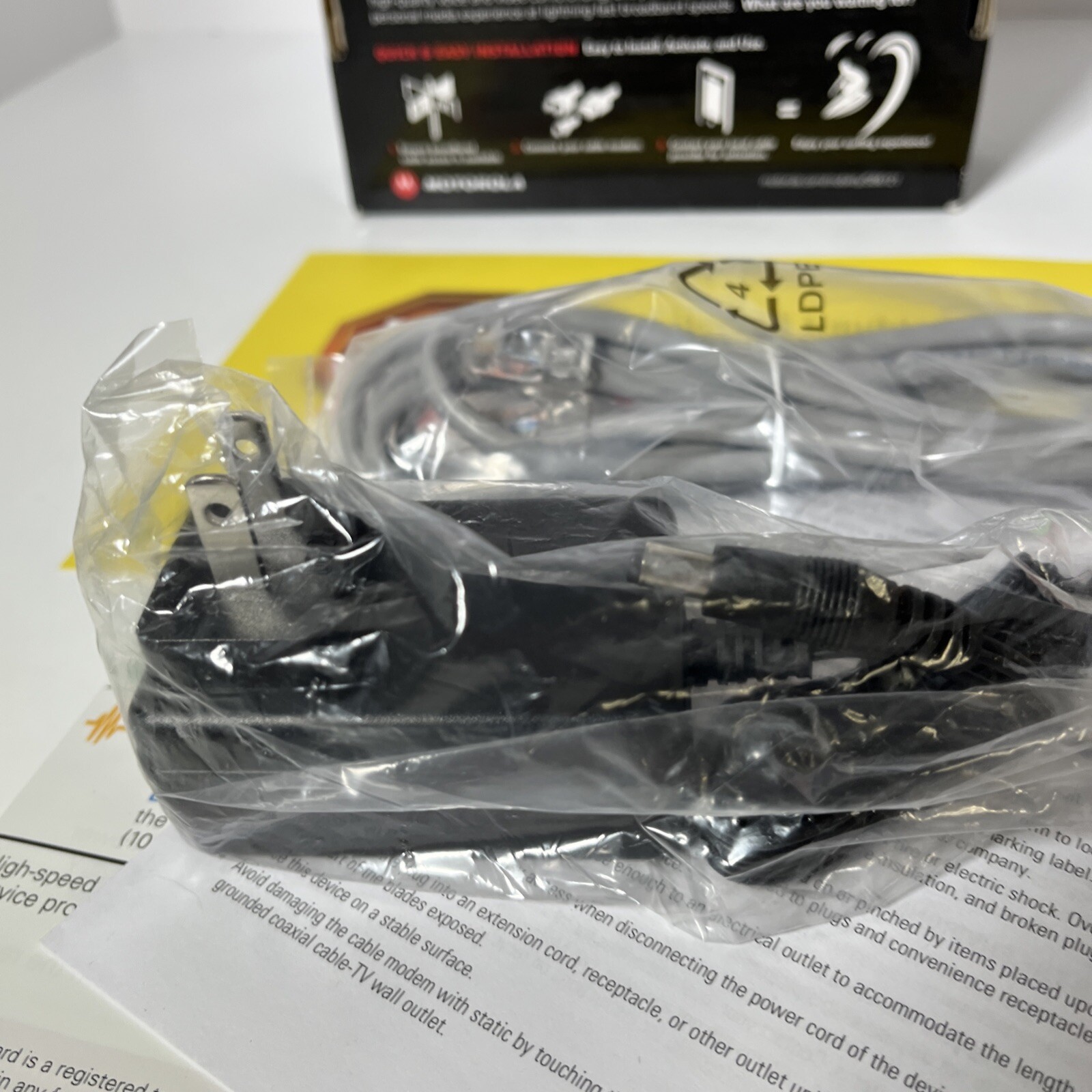 Motorola SURFboard SB6121 (575319-019-00) 199.68 Mbps Cable Modem Stream Game