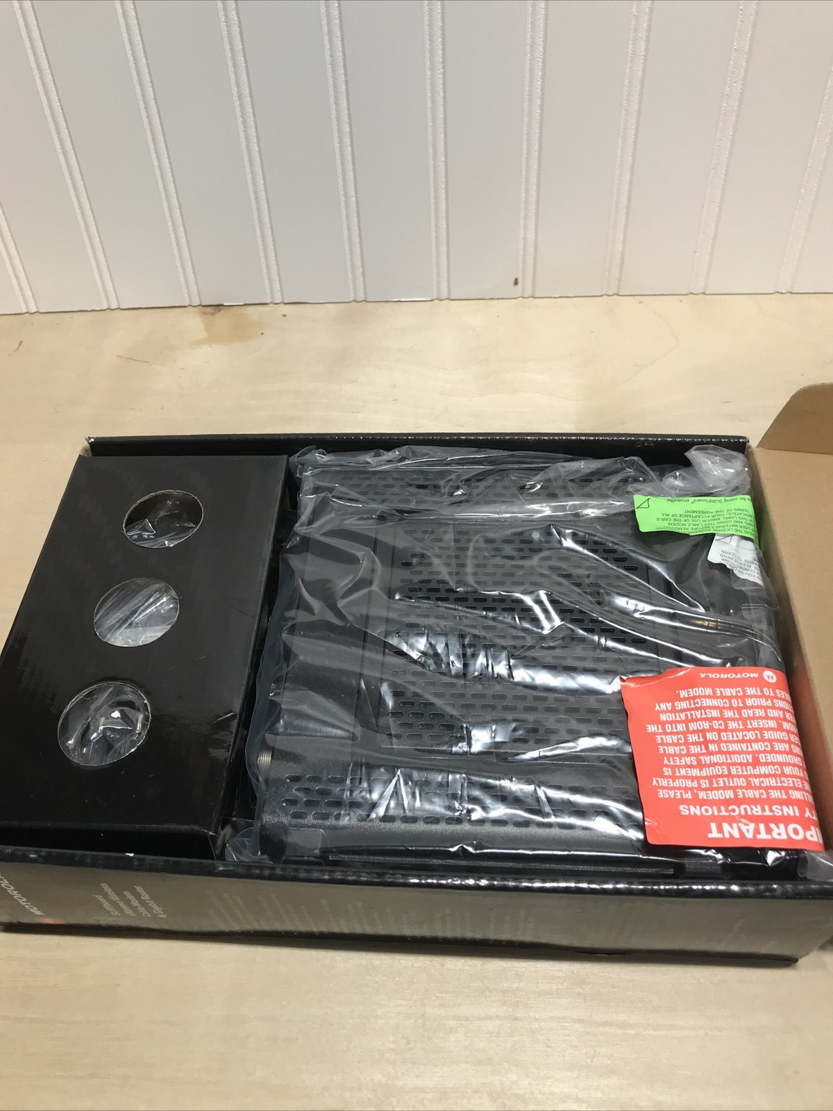 Motorola ARRIS SURFboard SBG6580 DOCSIS 3.0 Cable Modem and Wi-Fi Router