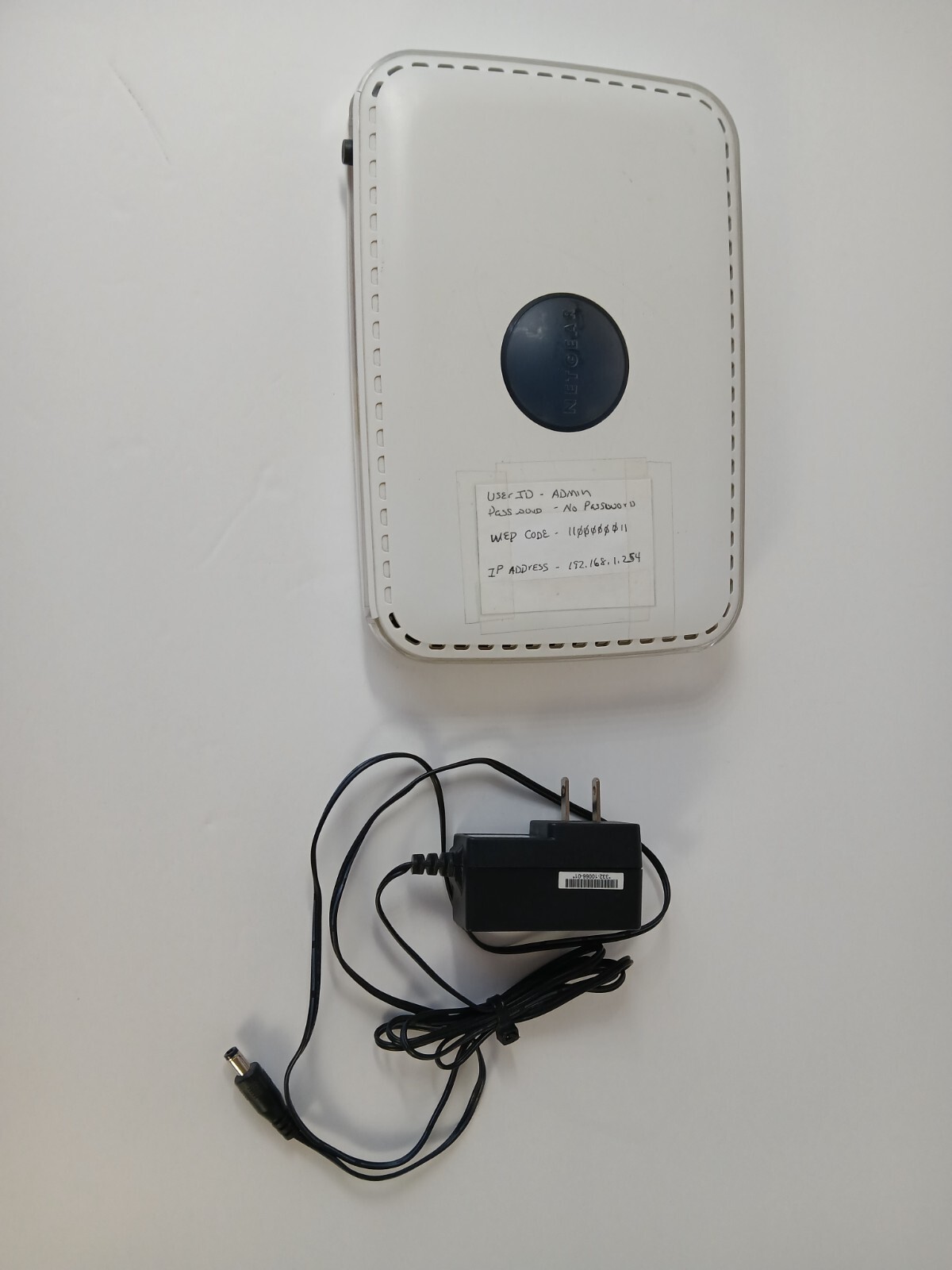 Kit Hughes HN9000 Satellite Modem and WiFi NETGEAR WPN824 Router with PS, cables