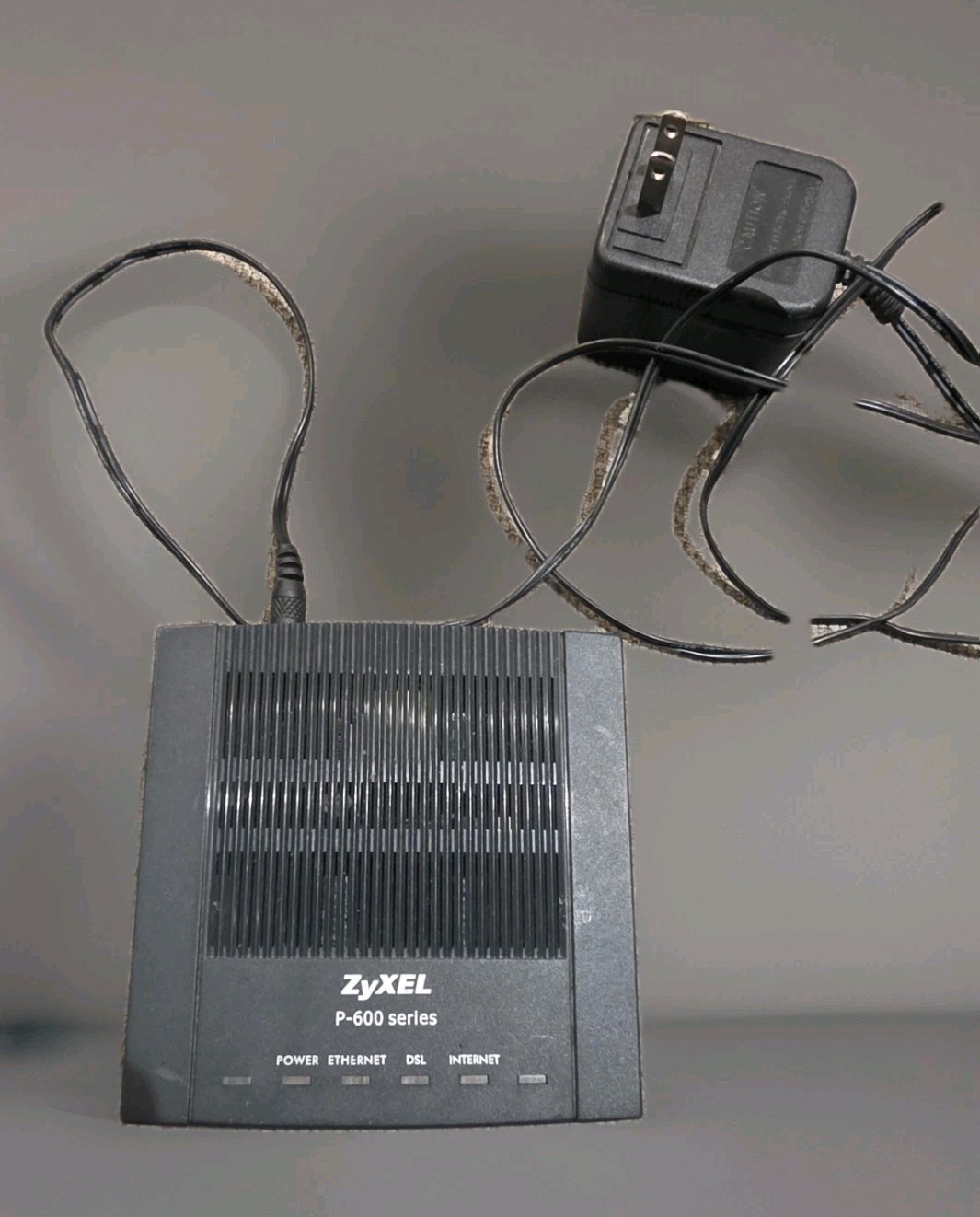 ZyXEL P-600 Series P-660R-D1 ADSL2+ Ethernet Modem Router w/ Power SupplyZyXEL
