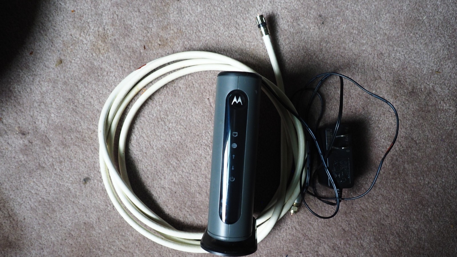 Motorola MB742010 686mbps DOCSIS 3.0 Cable Modem with Cables