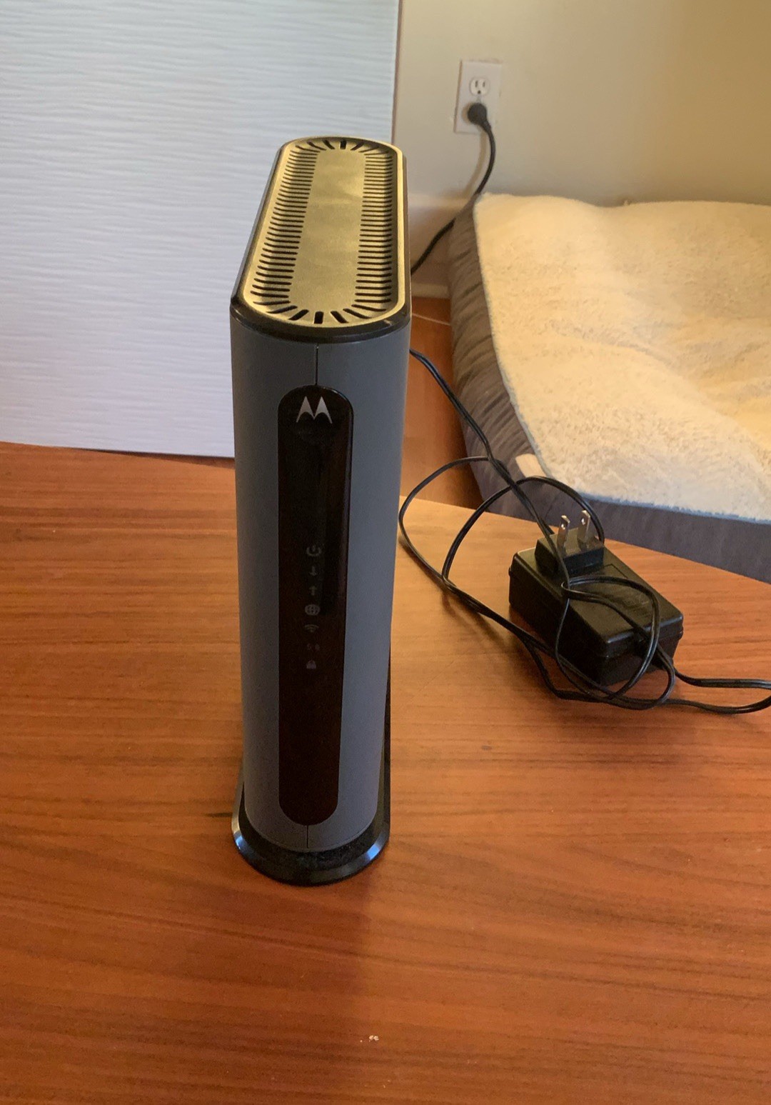 Motorola MG7700 AC1900 Dual-Band DOCSIS 3.0 Cable Modem WiFi Router w Power Cord