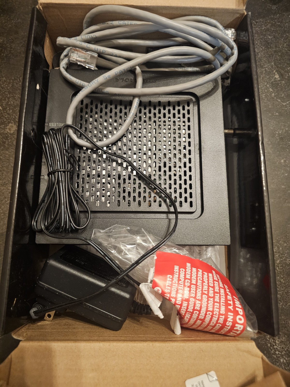 Motorola Surfboard SBG901 Wireless Cable Modem Gateway with Power Supply
