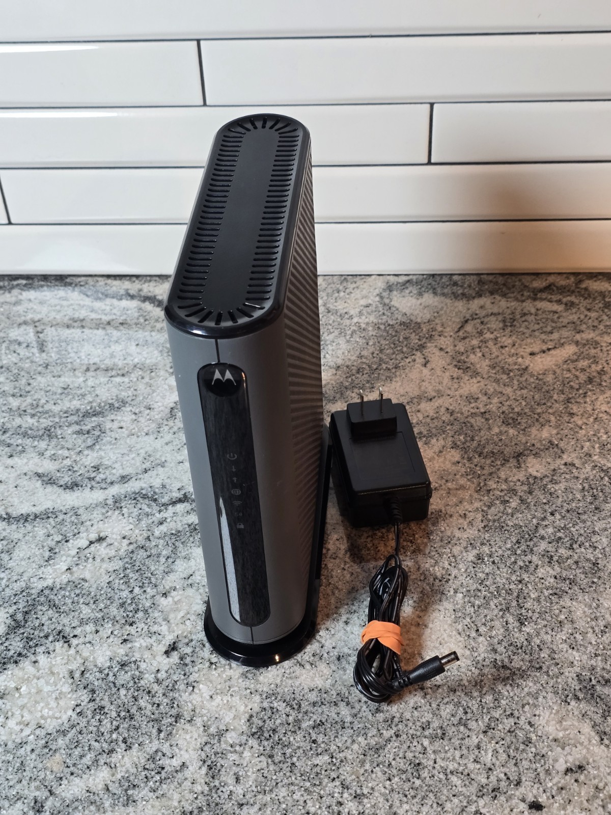 Motorola MG7700 AC1900 Dual-Band DOCSIS 3.0 Cable Modem WiFi Router w Power Cord