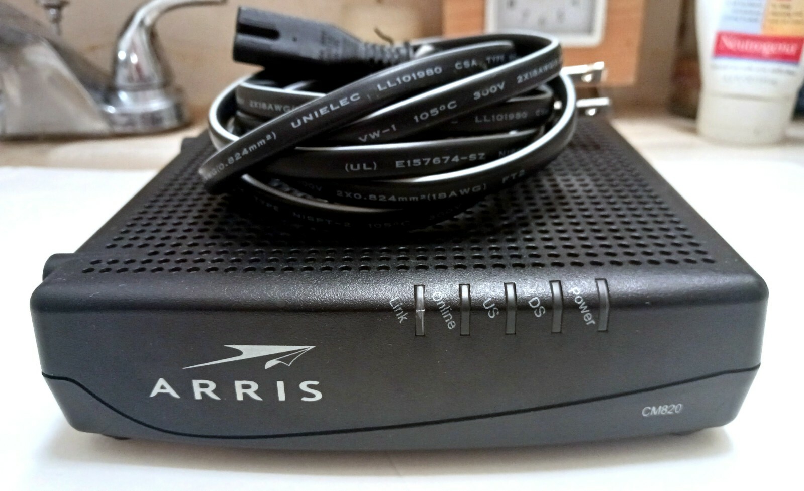 ARRIS CM820A/CT DOCSIS 3.0 Cable Modem /Power Cable Preowned Excellent Conditon