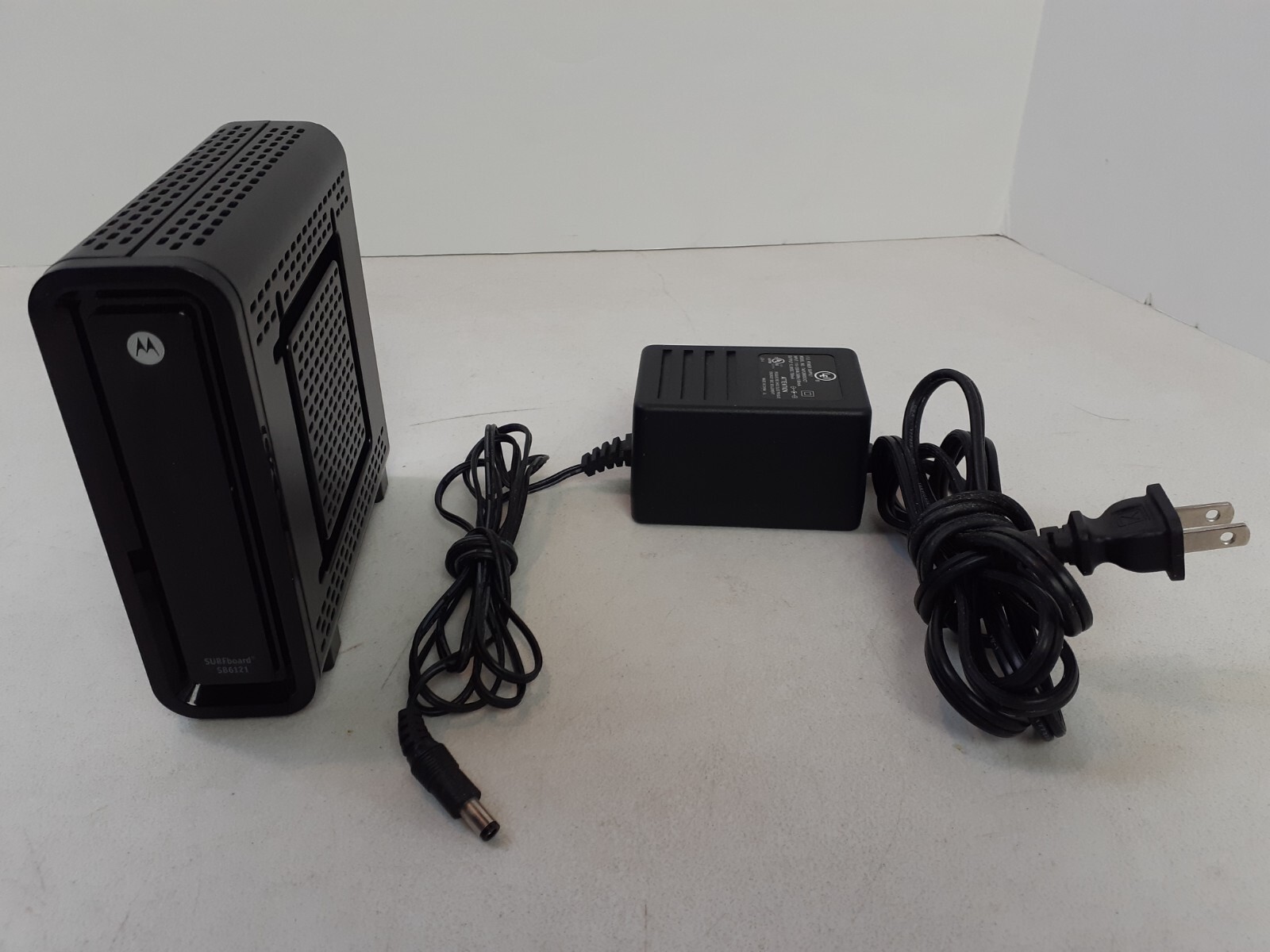 Motorola SURFboard Ethernet Cable Modem WiFi Router SB6121 with Power Supply