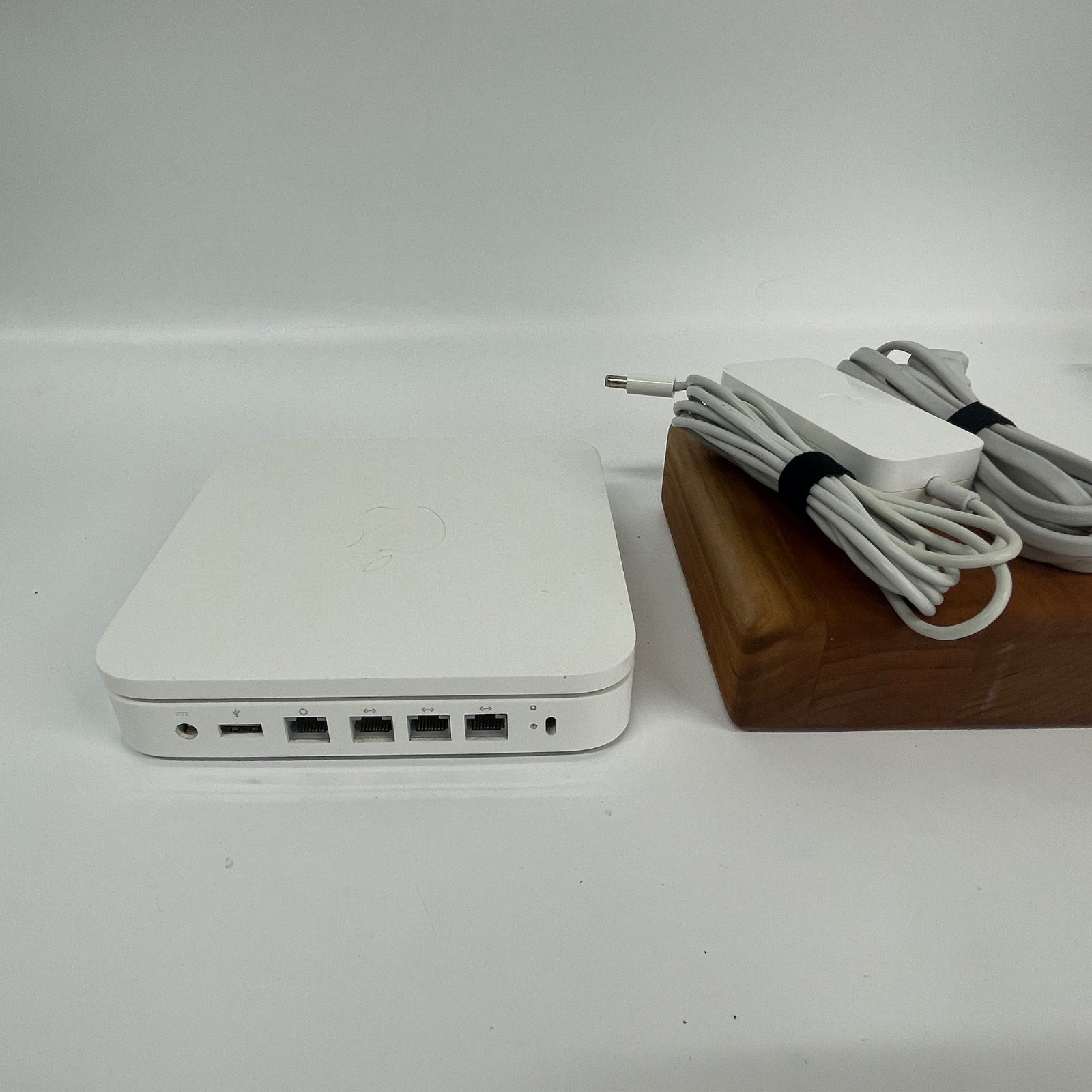 Apple A1408 AirPort Extreme Dual Band Router 802.11n Wireless WiFi 5th Gen White
