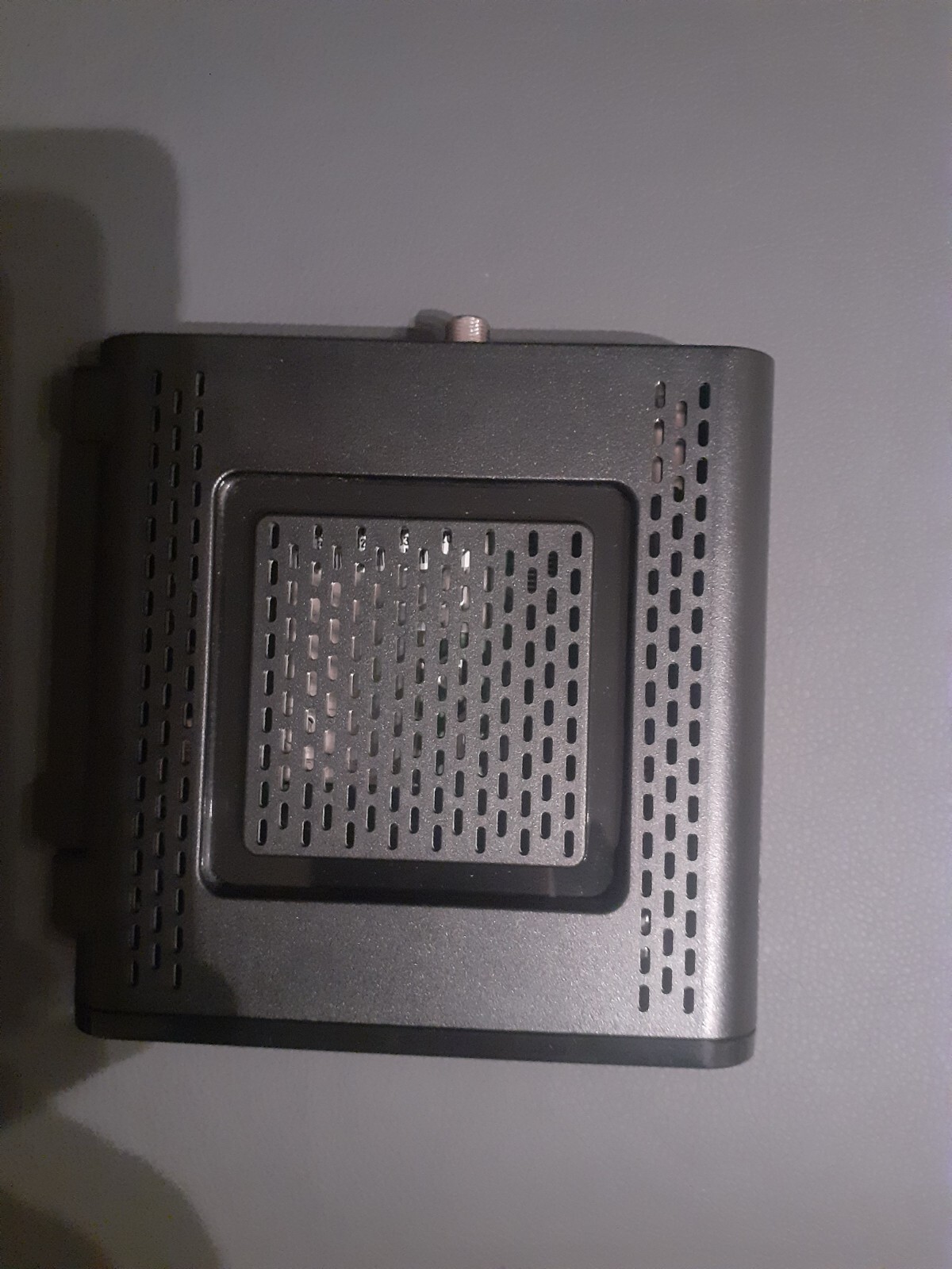 Motorola SURF Board (r) eXtreme cable Modem of model:SB6121 12v DC 0 75A