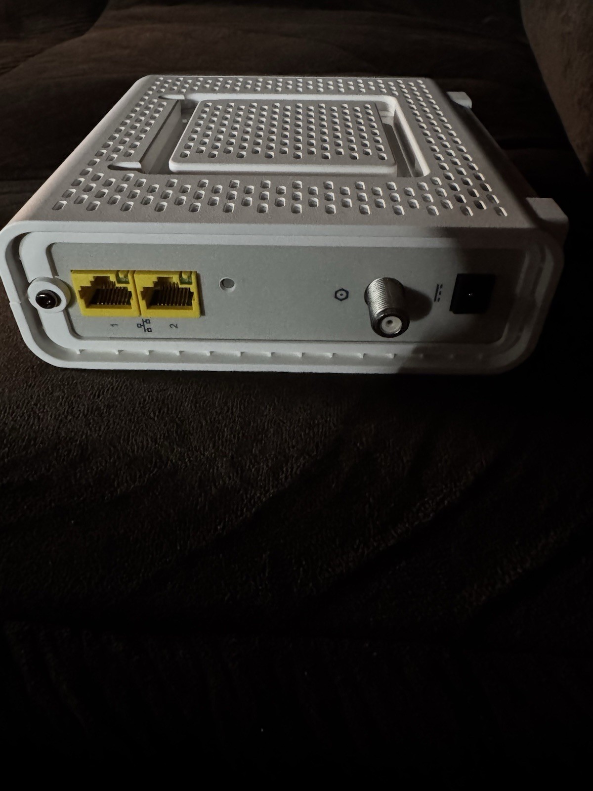 ARRIS SURFboard SB8200 DOCSIS 3.1 Cable Modem 2Gbps 2-Port White