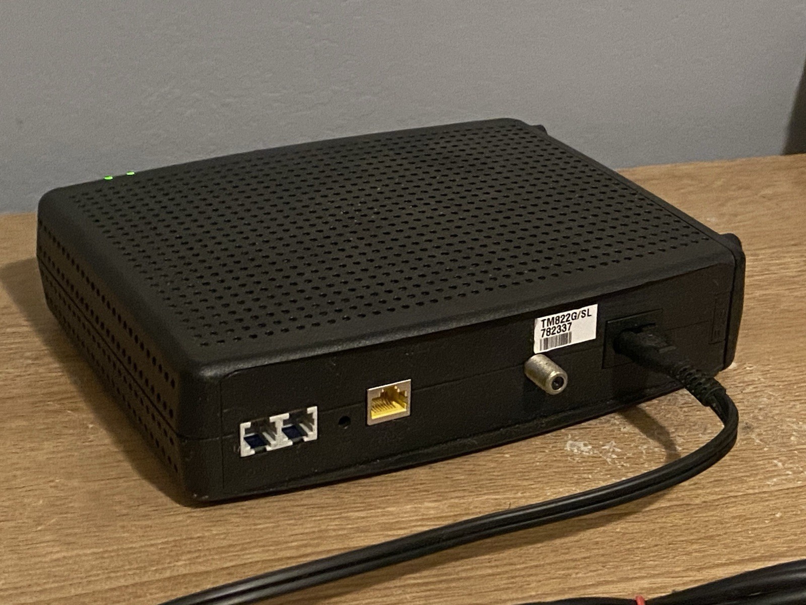 ARRIS Touchstone TM822G DOCSIS 3.0 8×4 Telephony Modem – Black