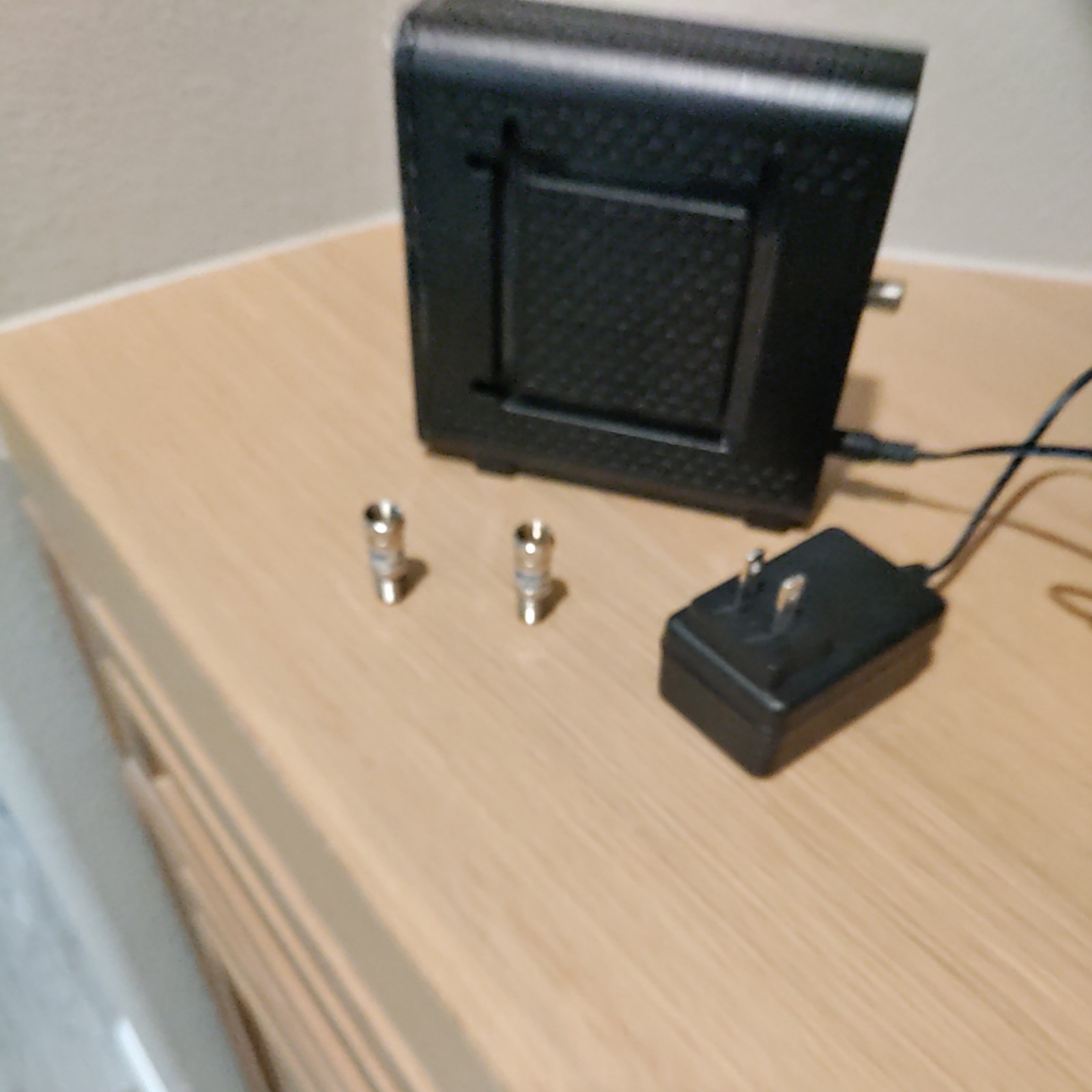 Arris Surfboard SB6121 Cable Modem With A/C Adapter + Two Marathon 6 dB adapters