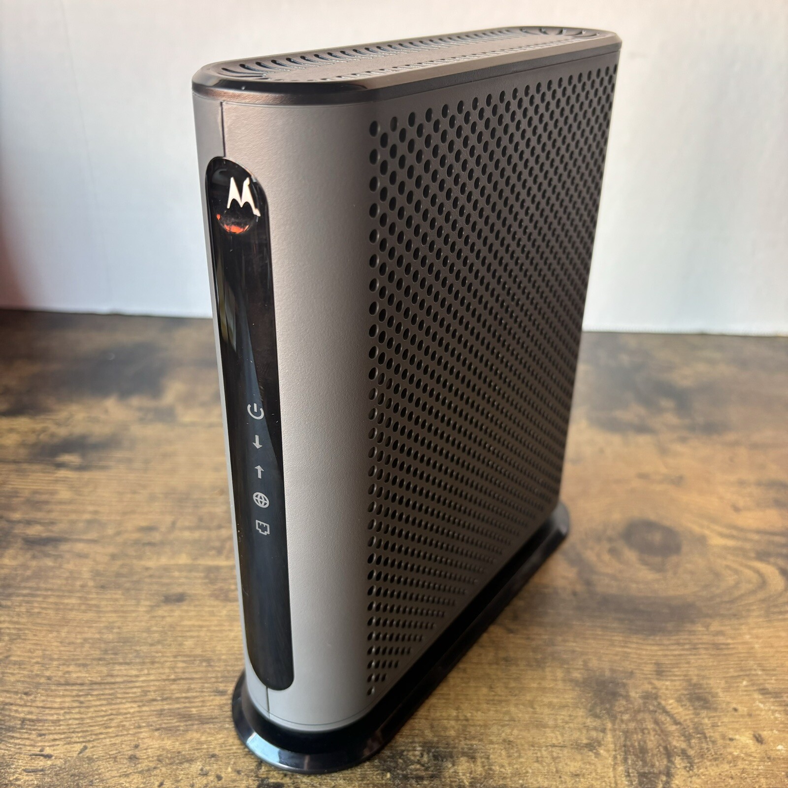 Motorola MB8600 DOCSIS 3.1 Ultra Fast Cable Modem – Black – VGC