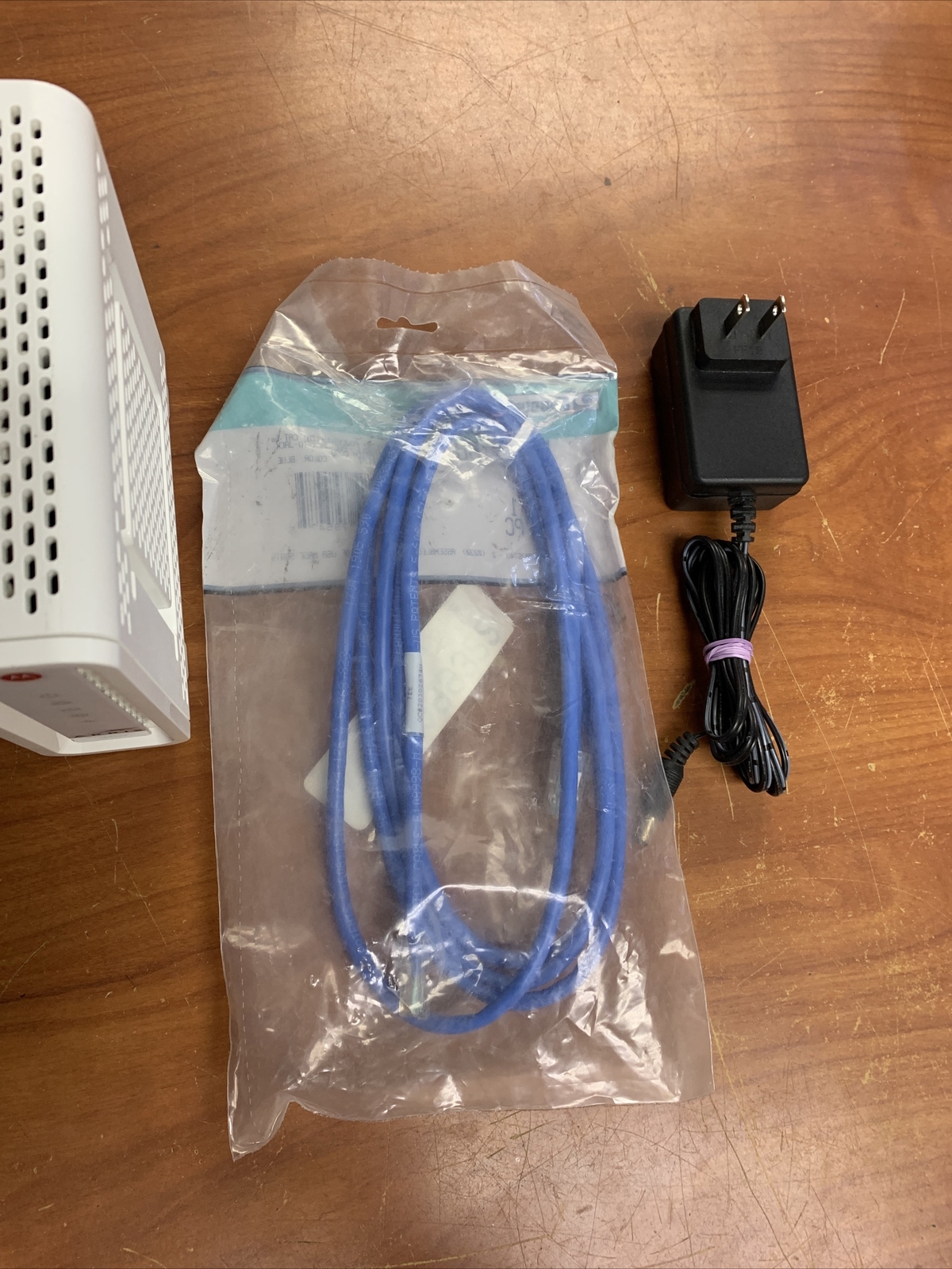 Arris Motorola WHITE SB6141 DOCSIS 3.0 Cable Modem with CAT5 AND AC/ADAPTER
