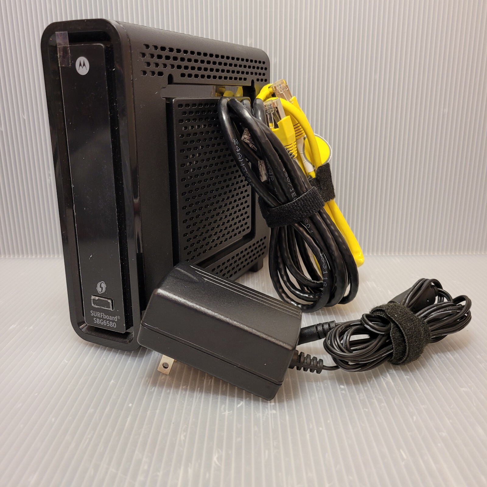 Motorola SBG6580 DOCSIS 3.0 Wireless Cable Modem Router w/ 2 Network Cables
