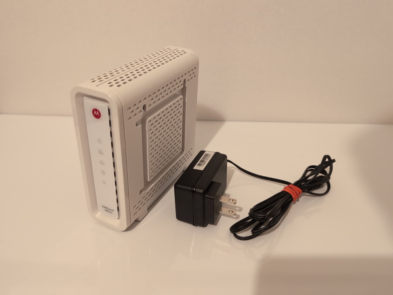 Motorola SURFboard SB6141 Surf Board Modem with power cable