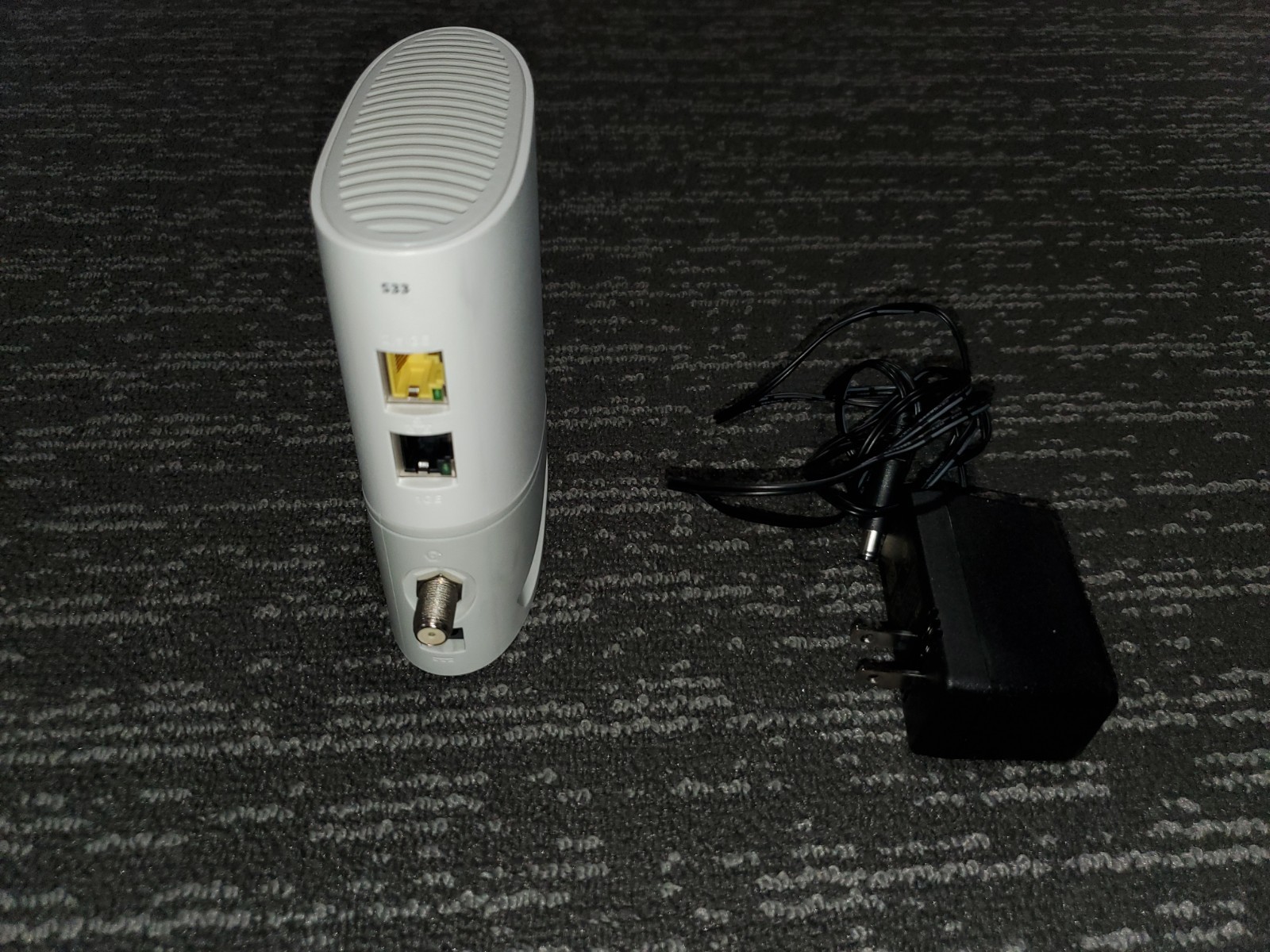 ARRIS SURFboard S33 DOCSIS 3.1 Cable Modem 2.5 Gbps White w/ Adapter