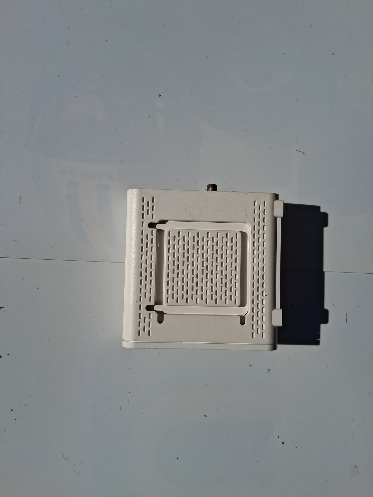 ARRIS SB6141 Cable Modem White Ethernet RJ-45 Coaxial F Port for PC modem only