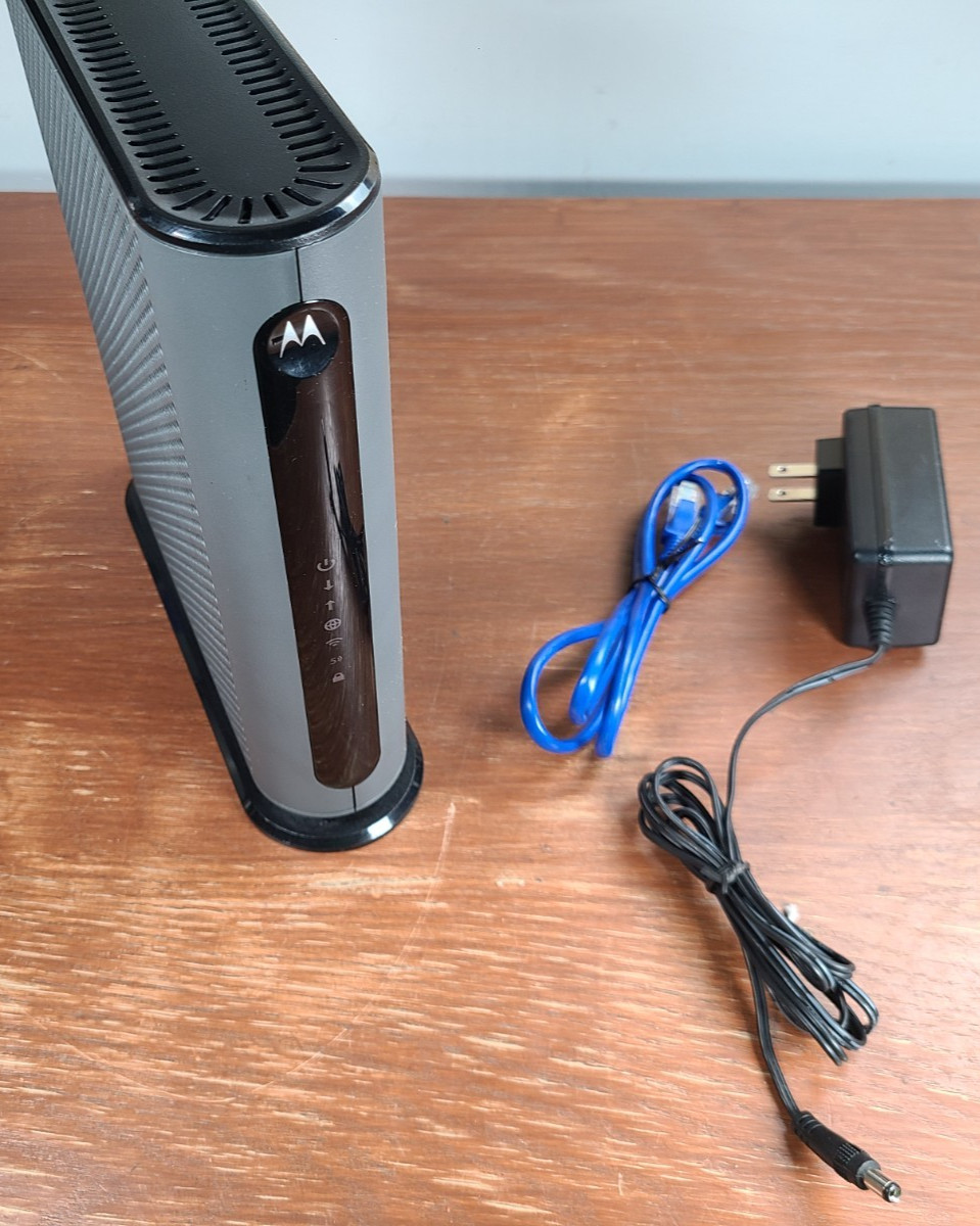 Motorola MG7550 16×4 Cable Modem Plus AC1900 Dual Band Wi‑Fi Router