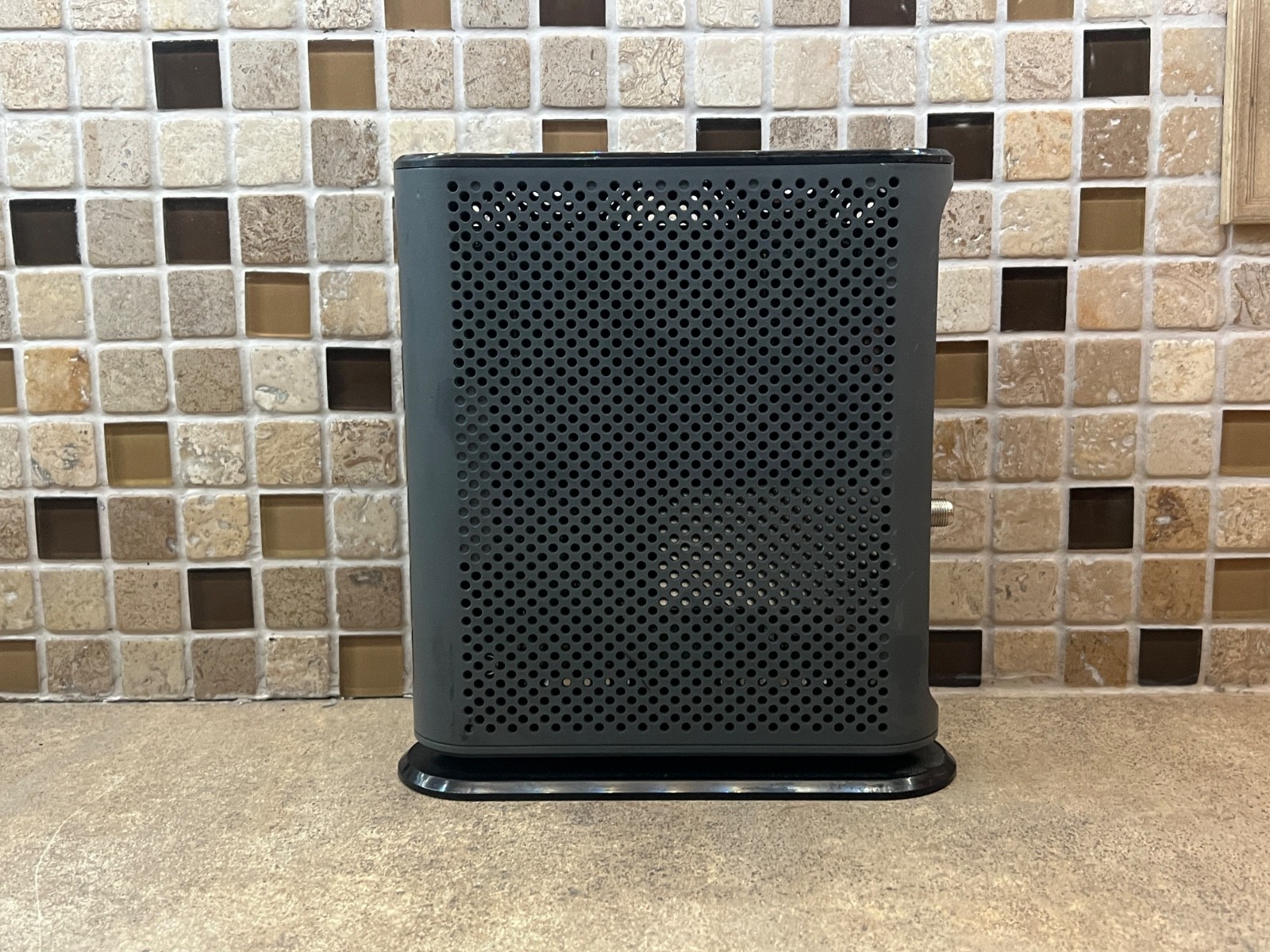 Motorola MB8611 DOCSIS 3.1 Cable Modem 2.5 Gbps Ethernet Port Black MB8611-30