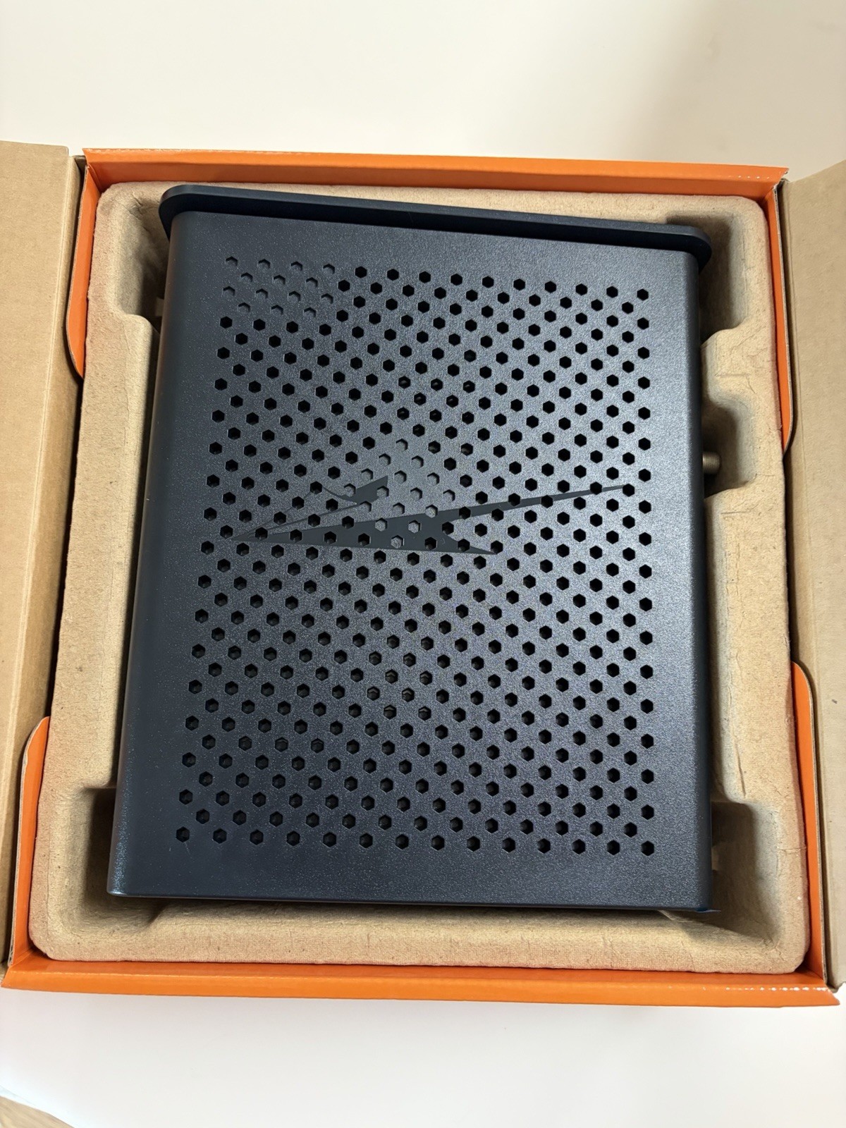 ARRIS SURFboard SBG8300 DOCSIS 3.1 Cable Modem WiFi Router 4-Port 4Gbps
