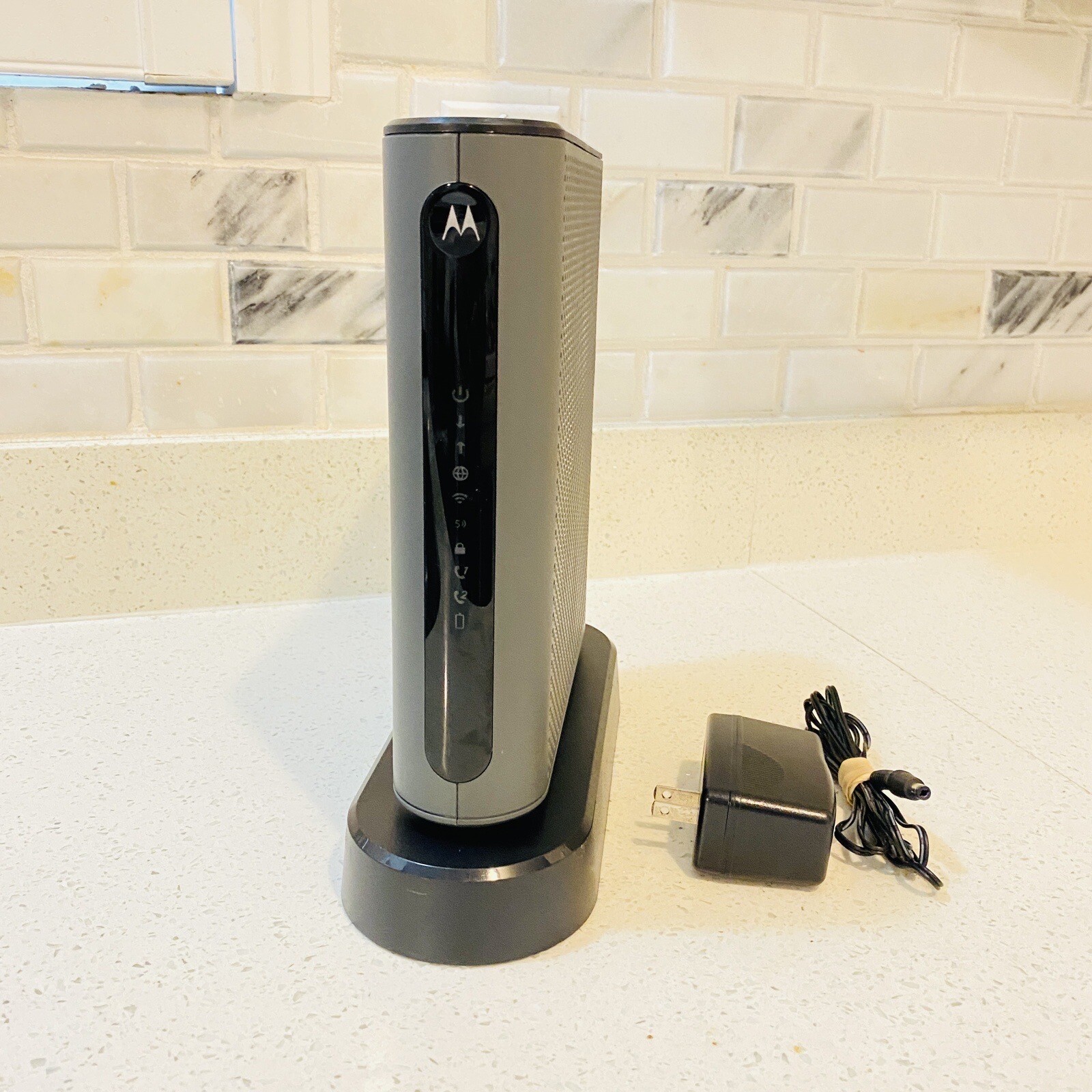 Motorola MT7711 24X8 Cable Modem and AC1900 Dual Band Wi-Fi Gigabit Router Works