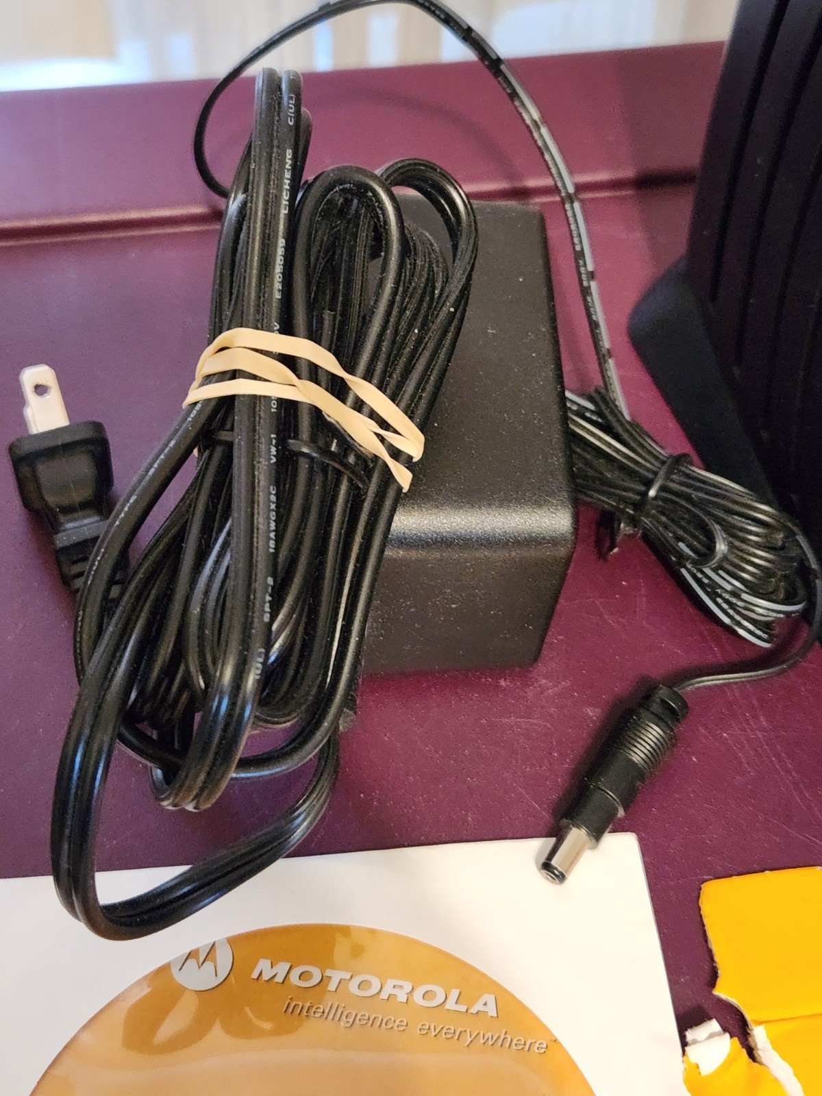 Motorola SB5100 Surfboard Cable Modem w Power Cable, CD-ROM