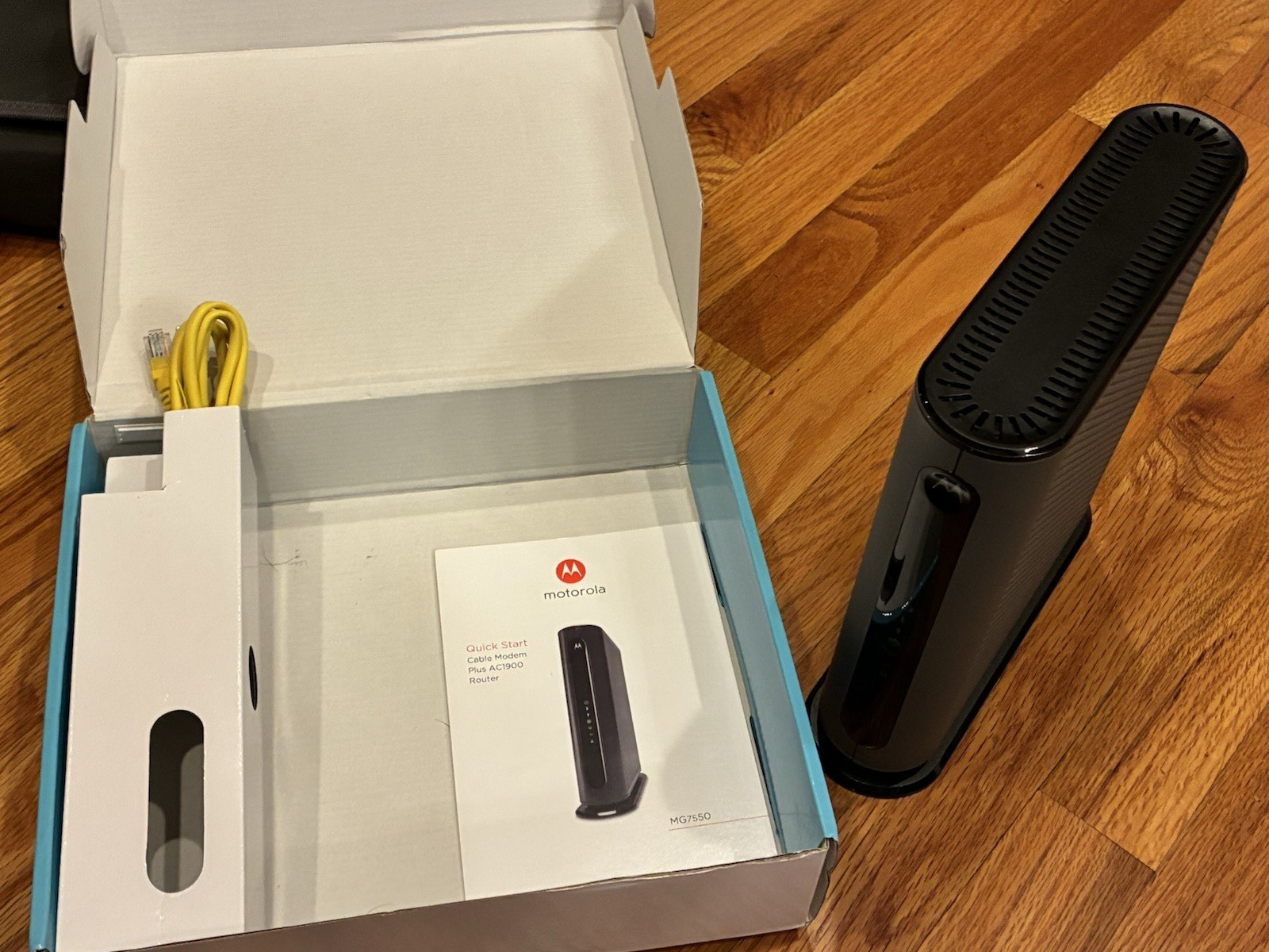 Motorola MG7550 16×4 High Speed ​​Cable Modem Plus AC1900 WiFi Router in BOX