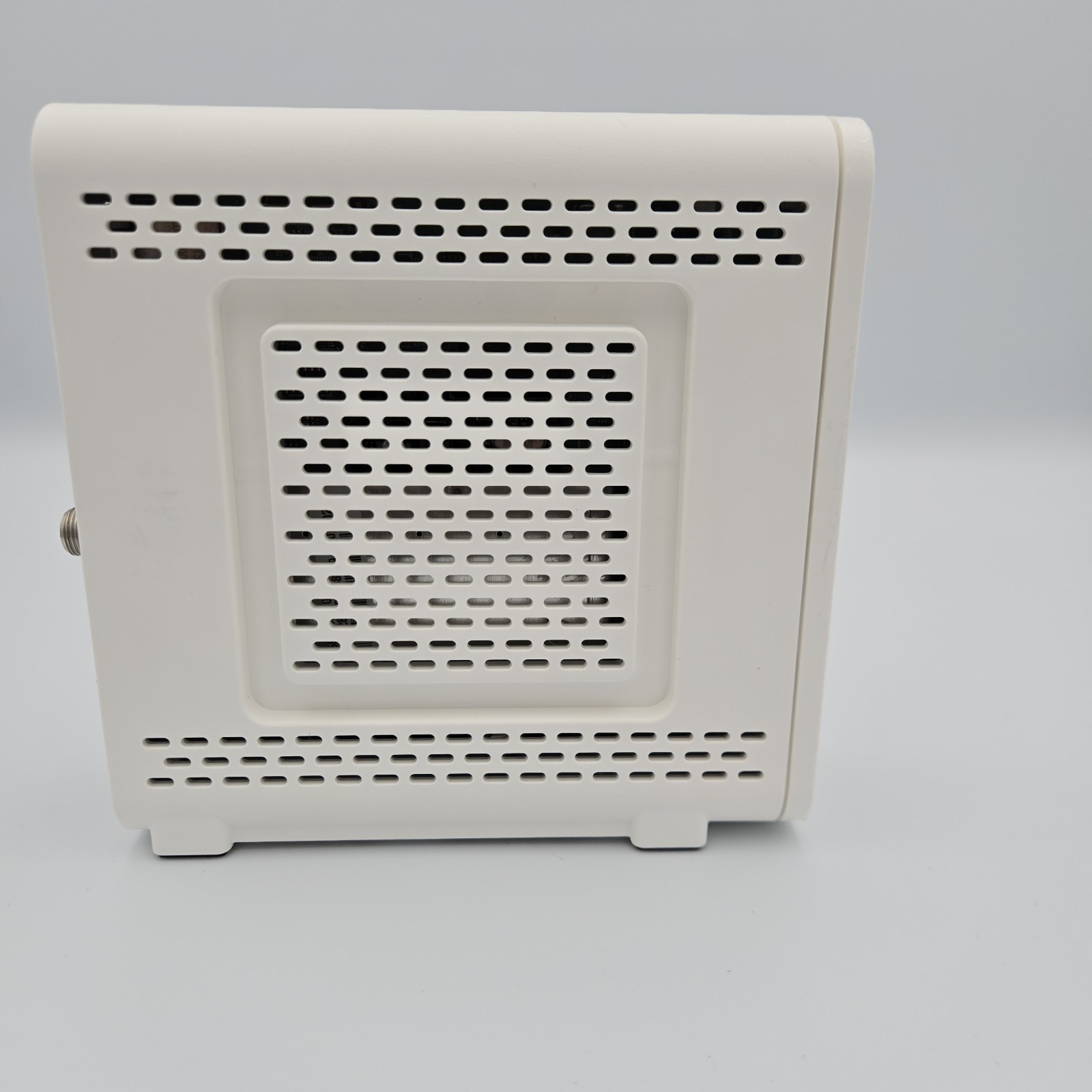 ARRIS Motorola SURFboard SB6141 DOCSIS 3.0 Cable Modem 343 Mbps 8×4 White