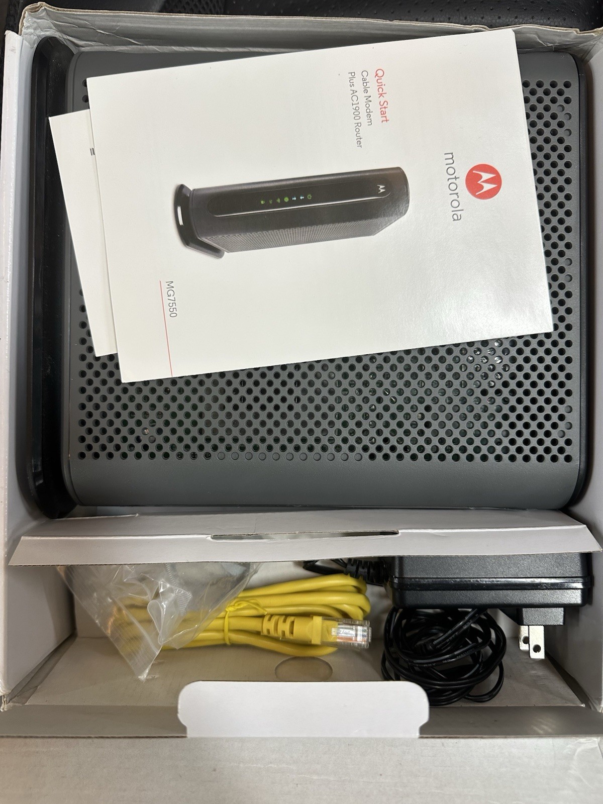 Motorola MG7540-10 16×4 686 Mbps plus AC1900 Dual Band Wi-Fi Cable Modem Router
