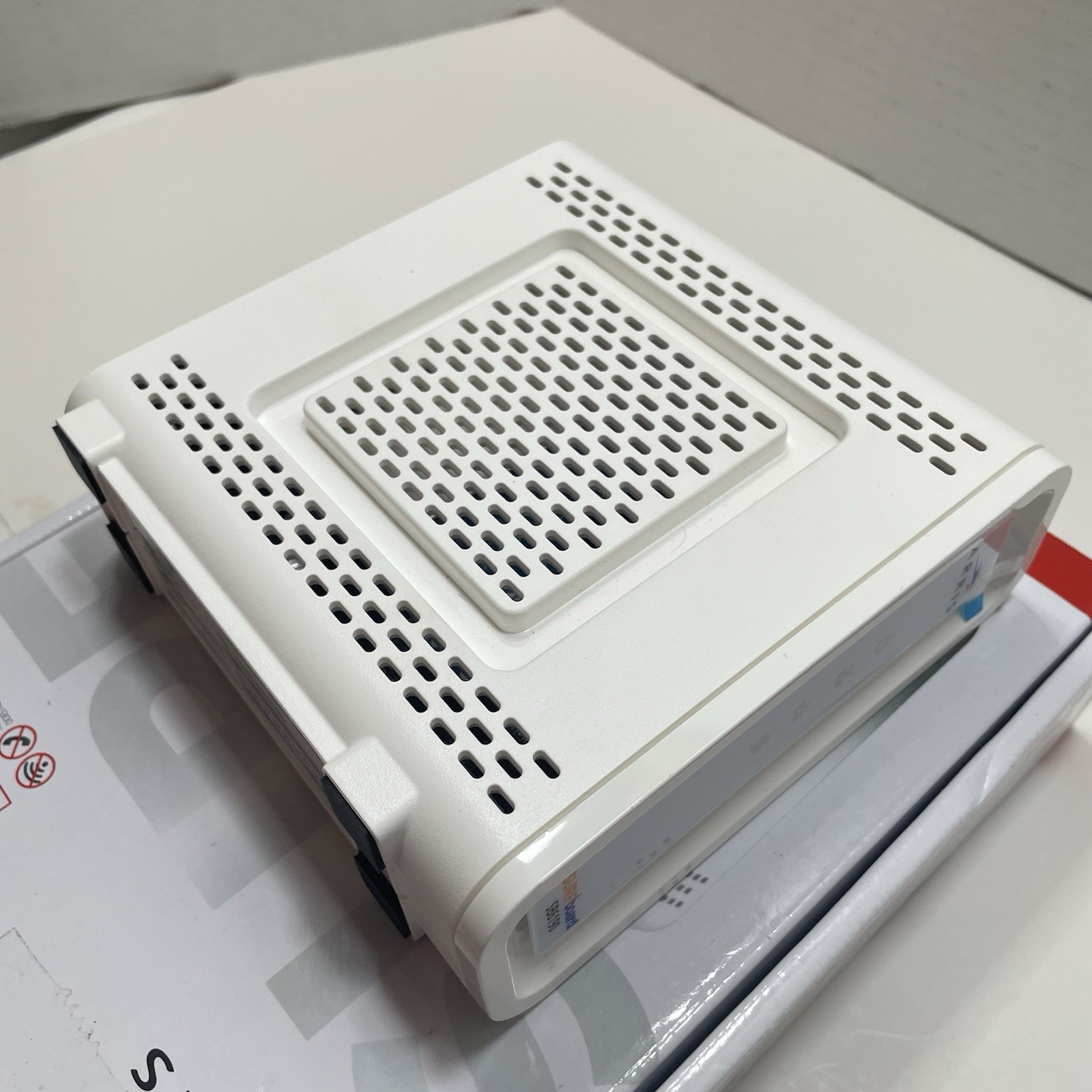 ARRIS SURFboard SB6190 32 x 8 DOCSIS 3.0 Cable Modem – White