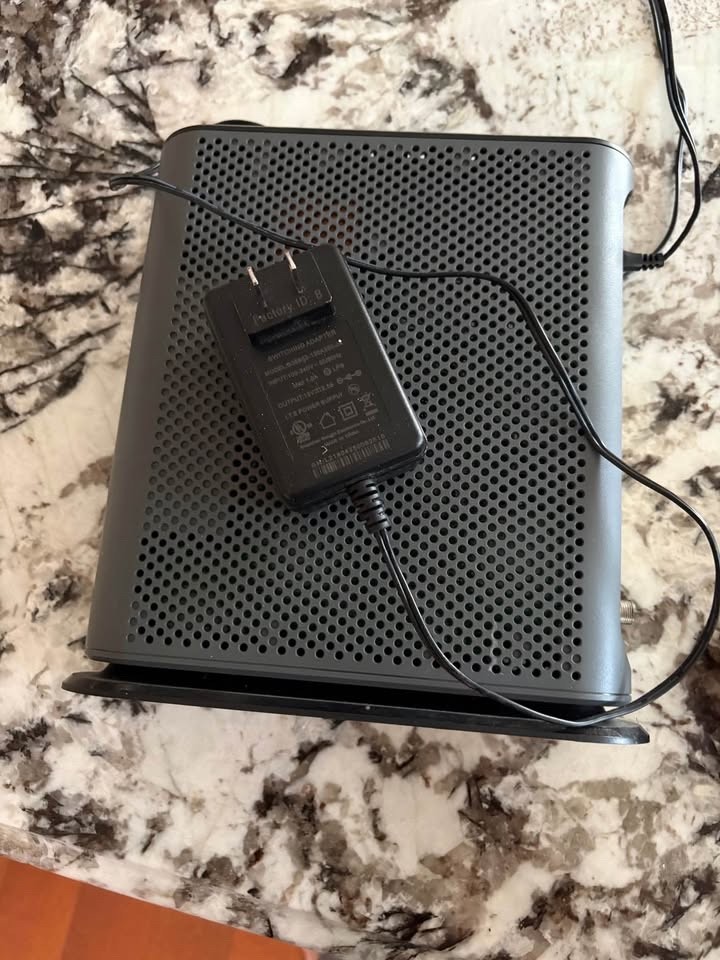 Motorola MG7700 AC1900 Dual-Band DOCSIS 3.0 Cable Modem Router