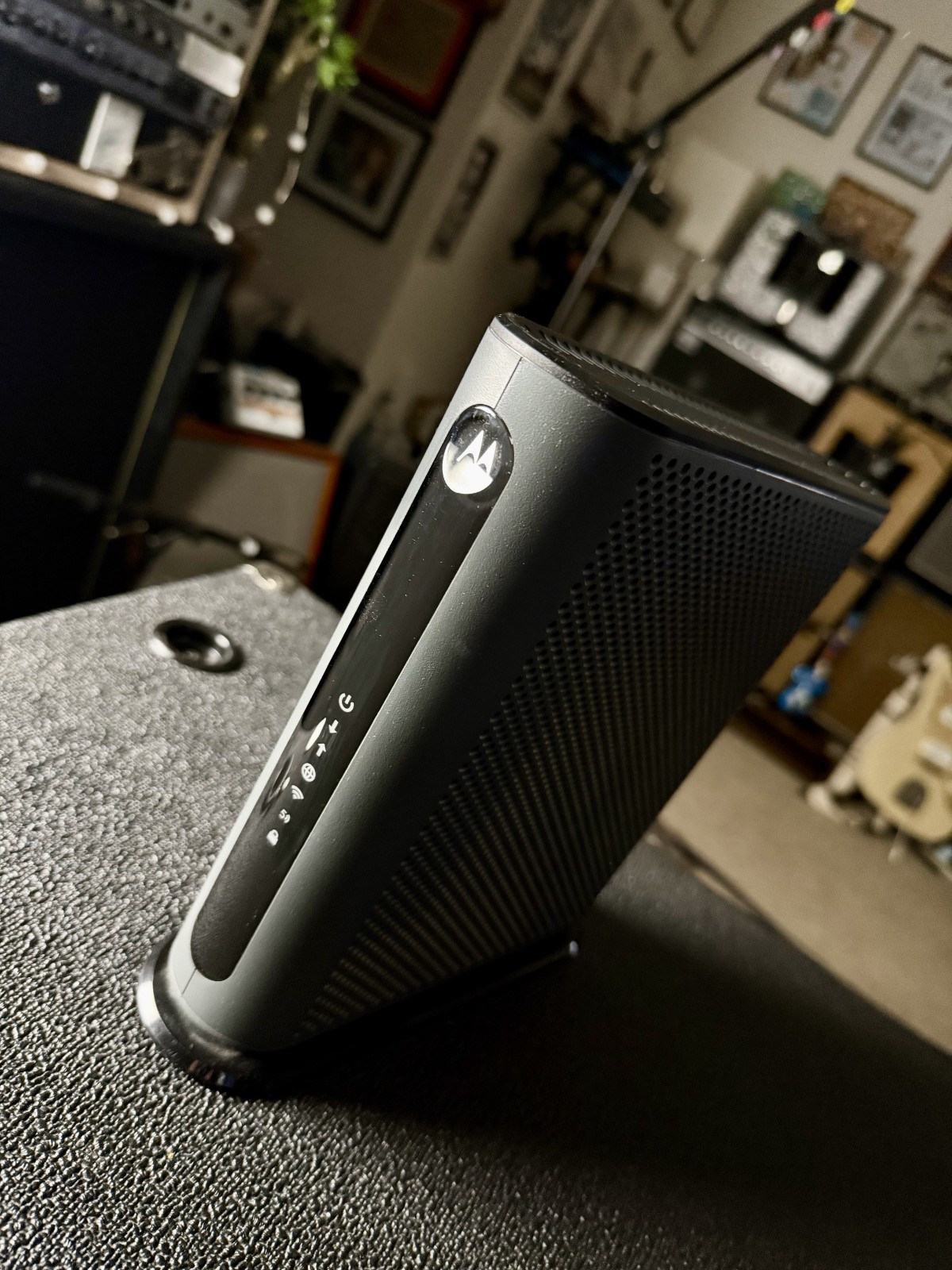 Motorola MG7550 16×4 High-Speed Cable Modem Plus AC1900 WiFi Gigabit Router