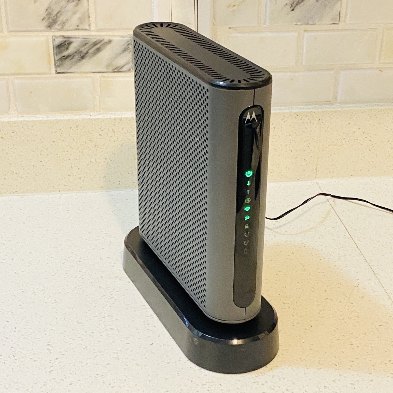 Motorola MT7711 24X8 Cable Modem and AC1900 Dual Band Wi-Fi Gigabit Router Works