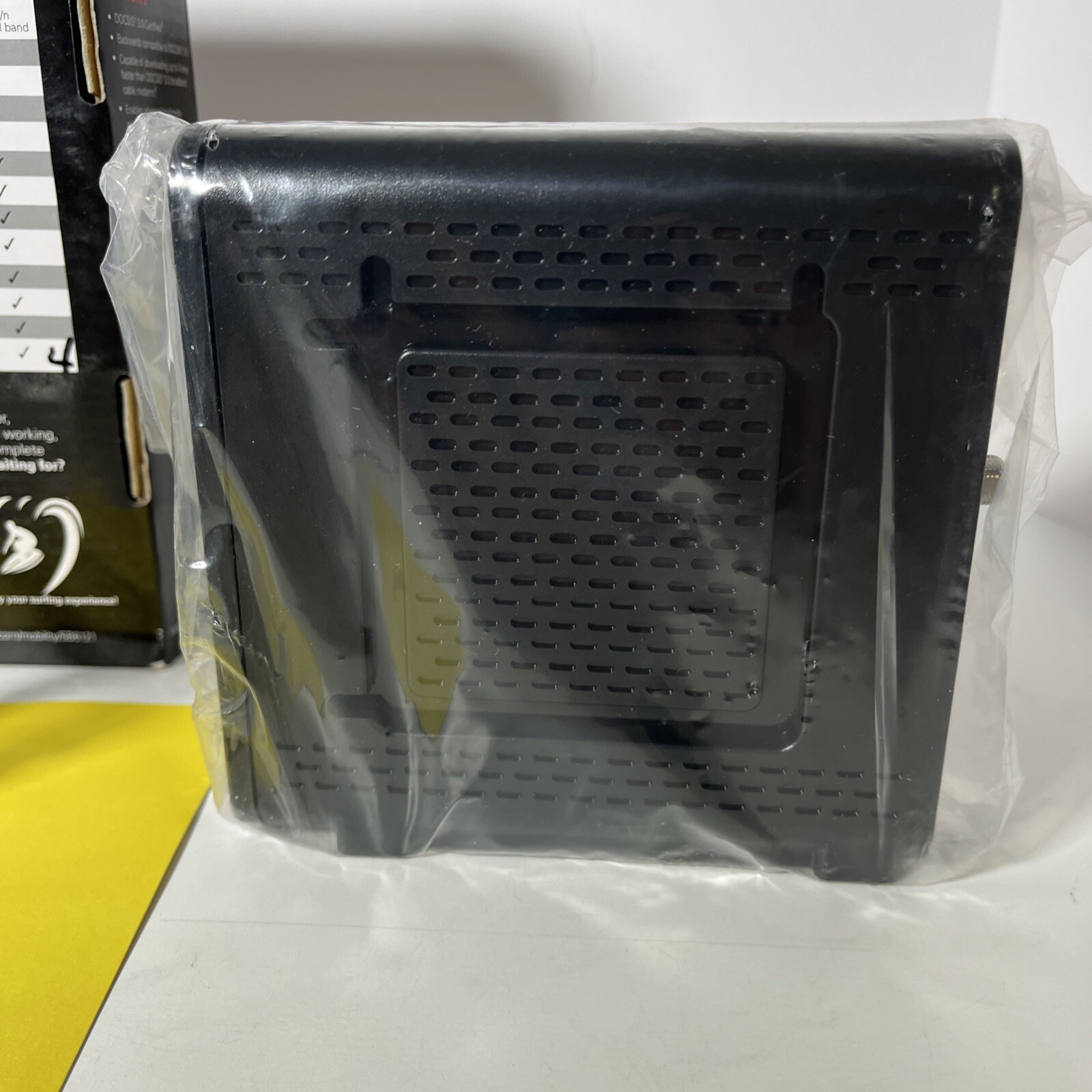 Motorola SURFboard SB6121 (575319-019-00) 199.68 Mbps Cable Modem Stream Game