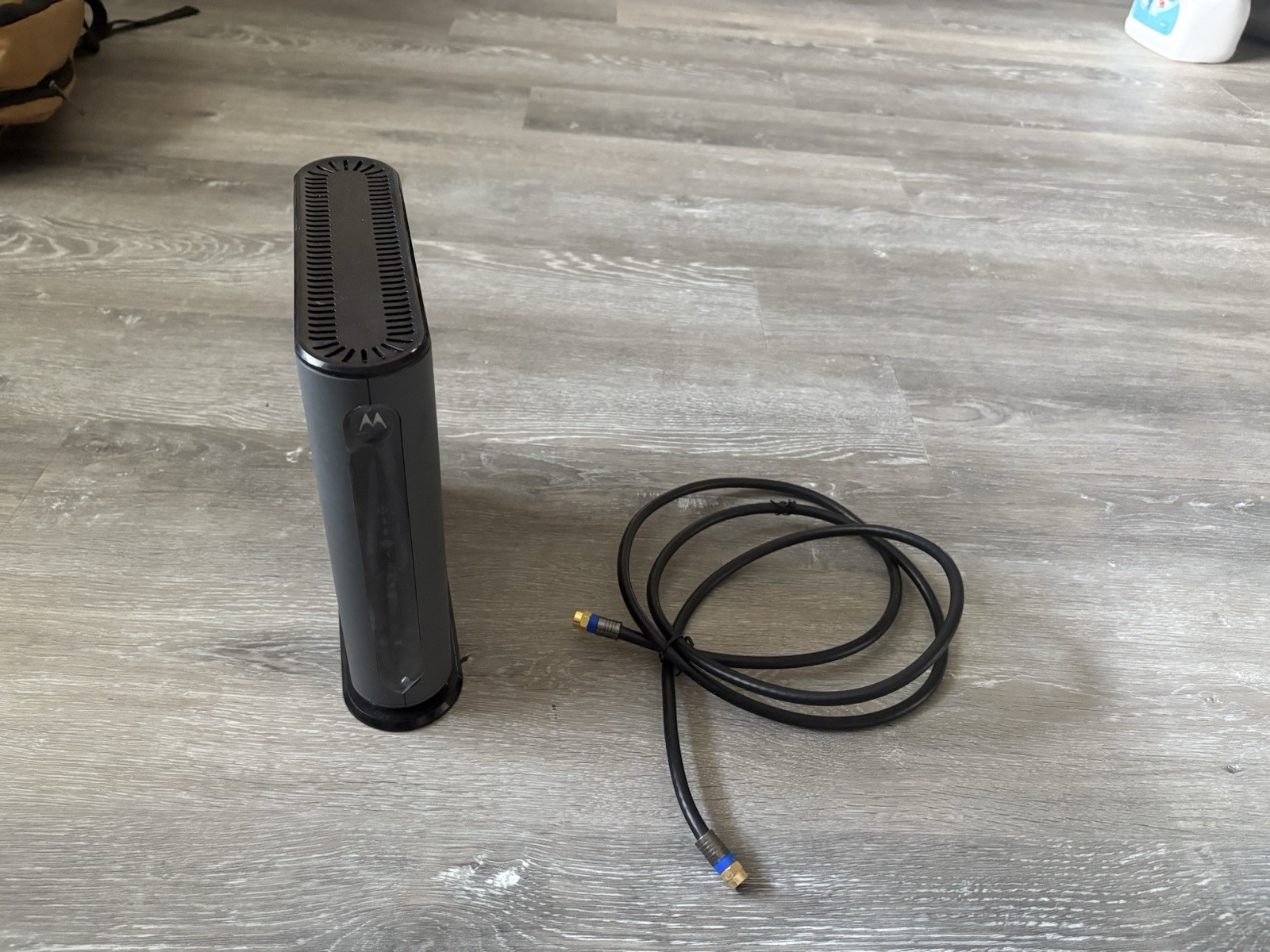 Motorola MG7315 8×4 343 Mbps DOCSIS 3.0 Cable Modem Plus N450 Wi-Fi Router
