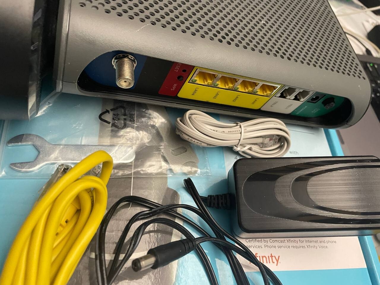 Motorola MT7711 24×8 Modem Router Two Phone Ports DOCSIS 3.0 AC1900 Dual Band